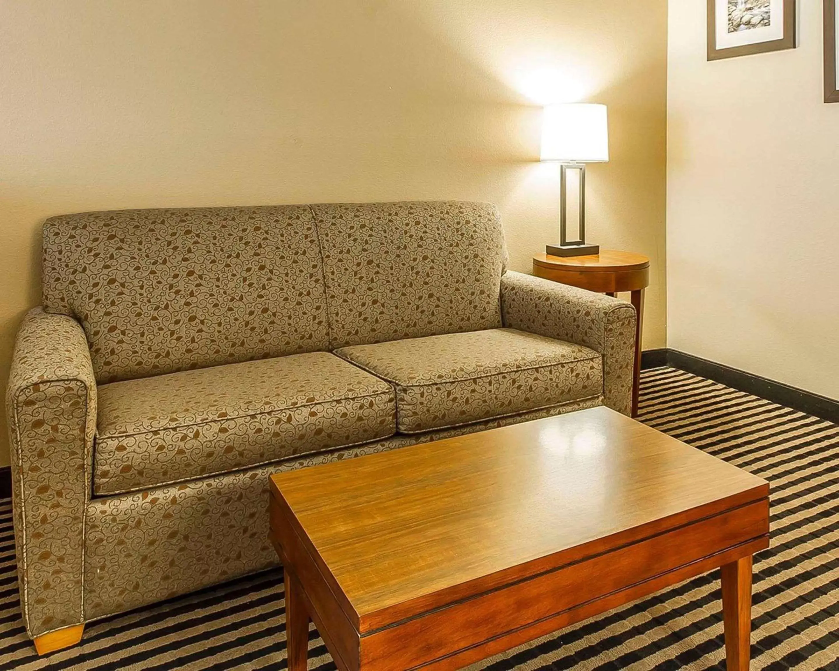 Photo of the whole room, Seating Area in Comfort Inn Owatonna near Medical Center