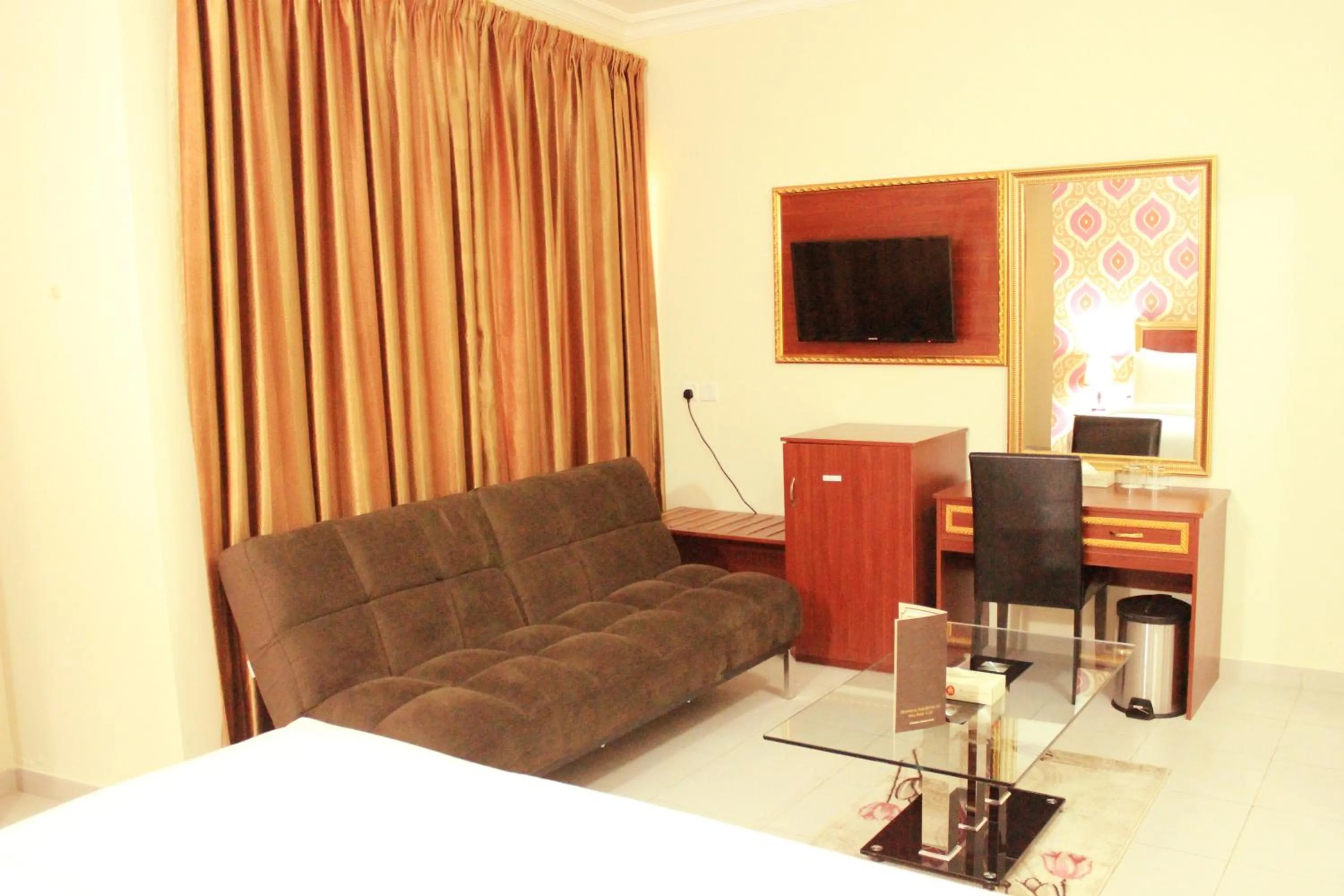 Bedroom, Bed in Montreal Naif Hotel