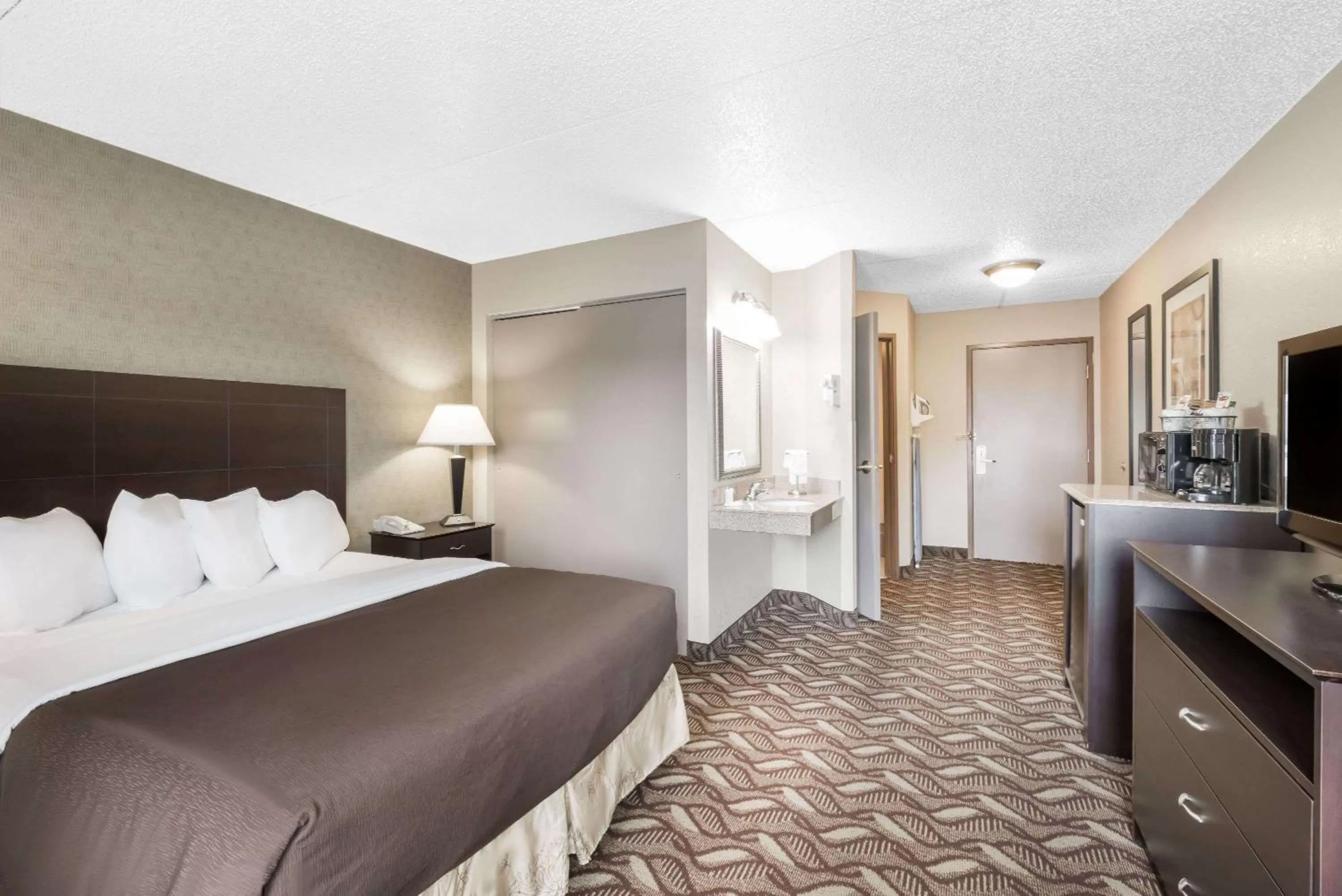 Photo of the whole room, Bed in Days Inn by Wyndham Bismarck