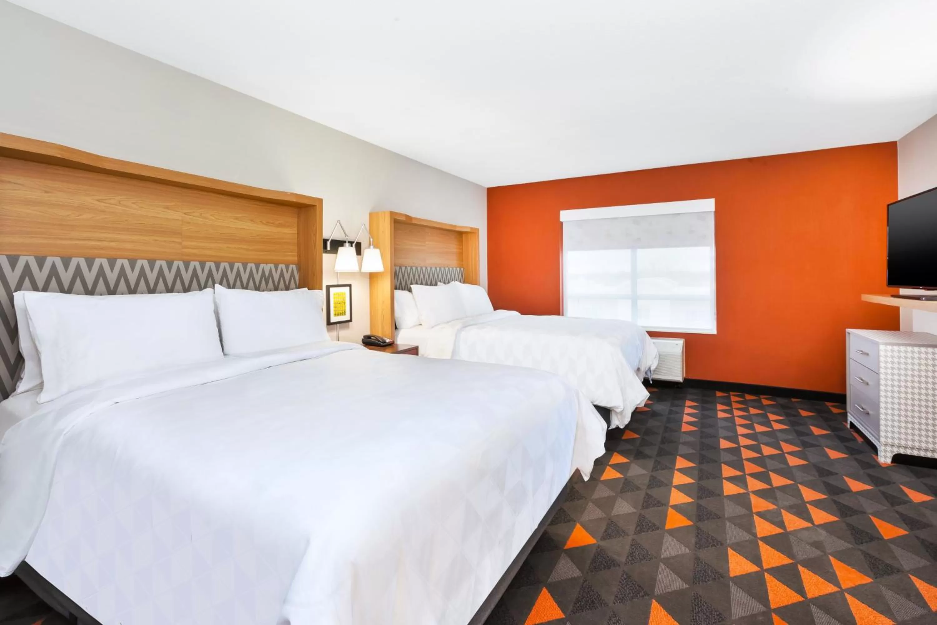 Photo of the whole room, Bed in Holiday Inn & Suites - Toledo Southwest - Perrysburg by IHG