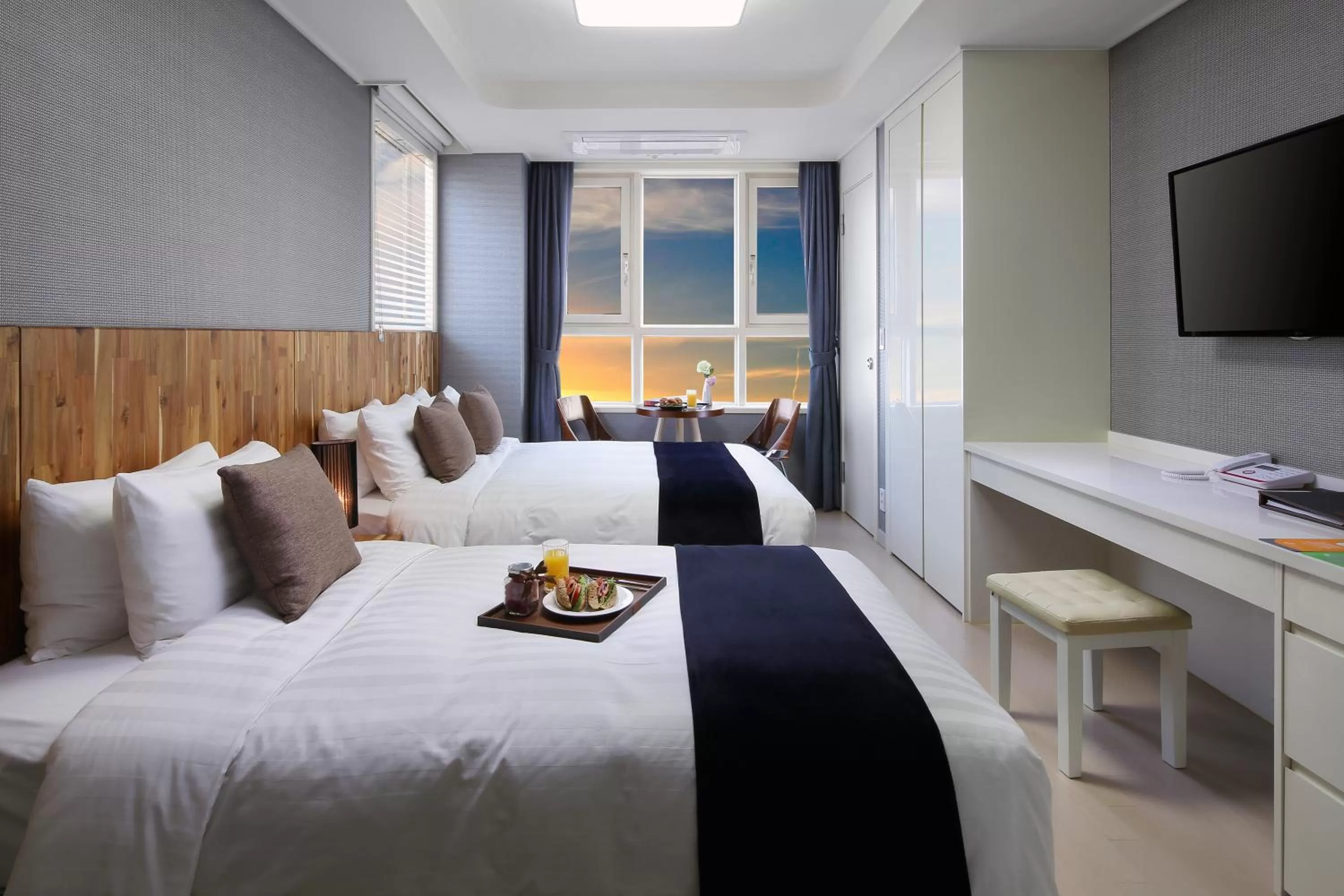 Photo of the whole room, Bed in Ever8 Serviced Residence