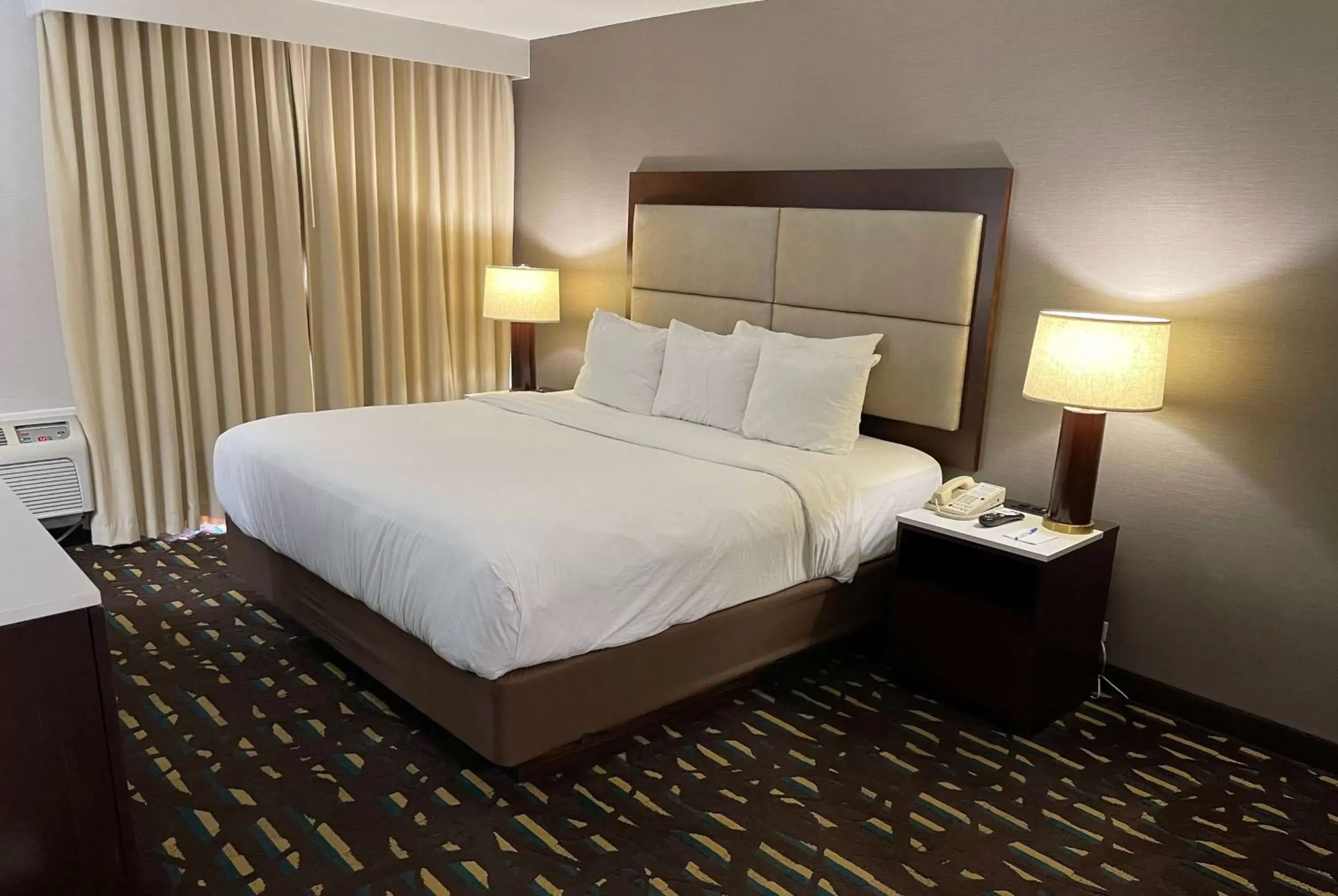 Photo of the whole room, Bed in Wyndham Chicago O'Hare