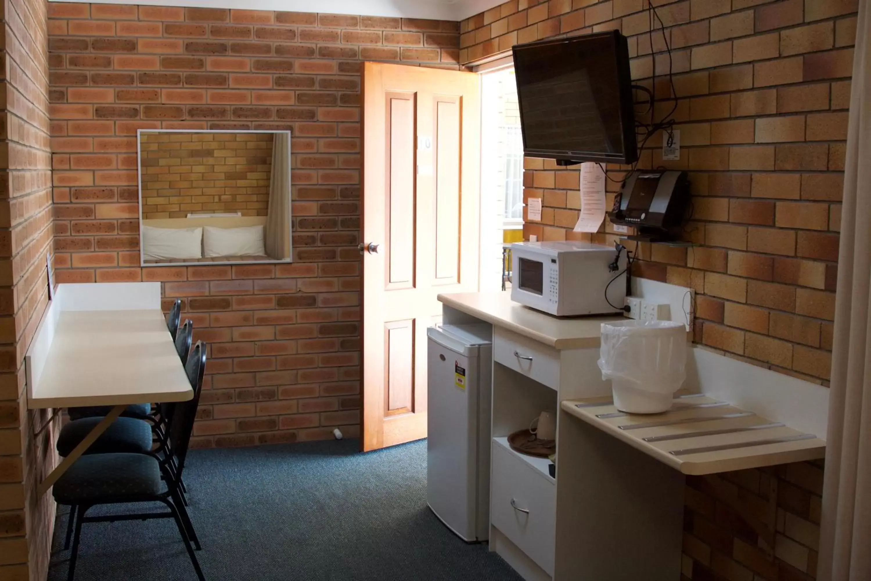 Breakfast, Kitchen/Kitchenette in Buckaroo Motor Inn