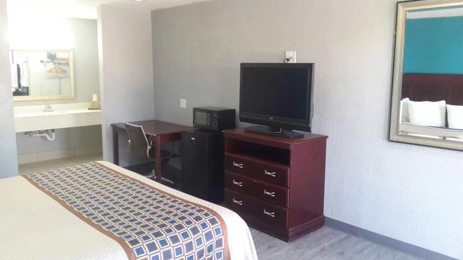 TV and multimedia, Bed in Paris Inn and Suites