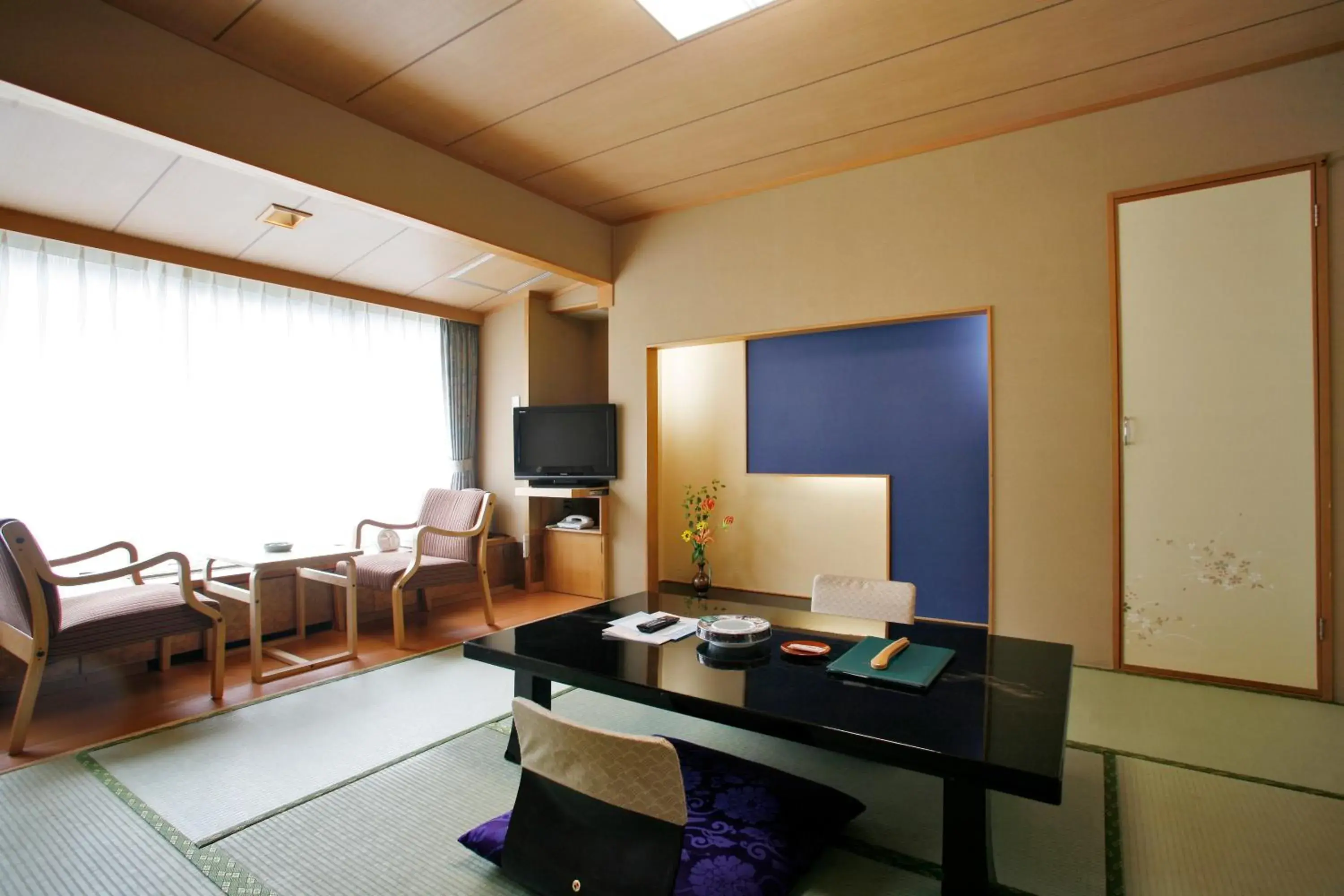 Photo of the whole room, Seating Area in Sounkyo Kanko Hotel