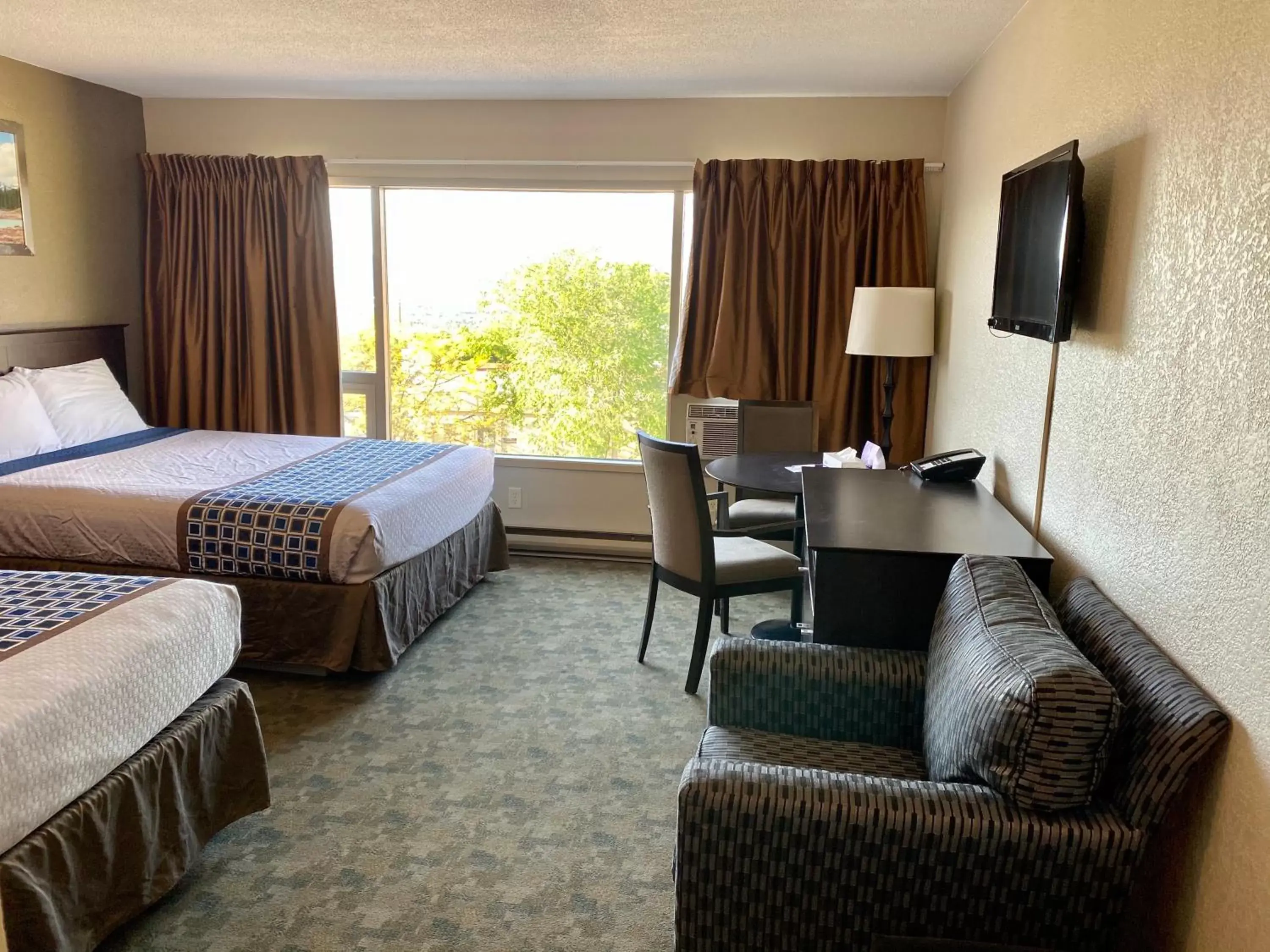 Photo of the whole room, Bed in Knights Inn Kamloops Photo of the whole room, Bed in Knights Inn Kamloops