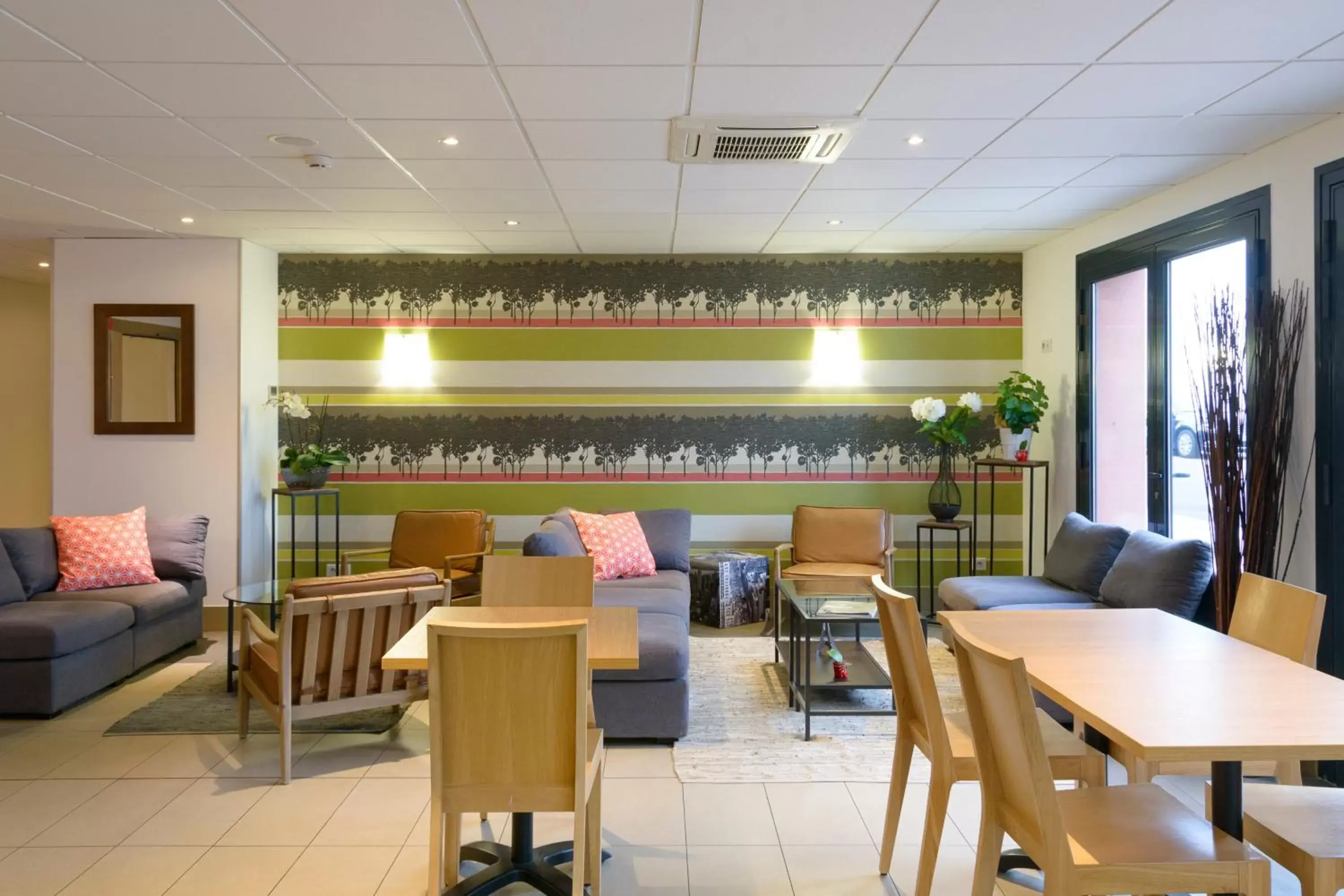 Lounge or bar, Restaurant/Places to Eat in Brit Hotel Reims Croix Blandin