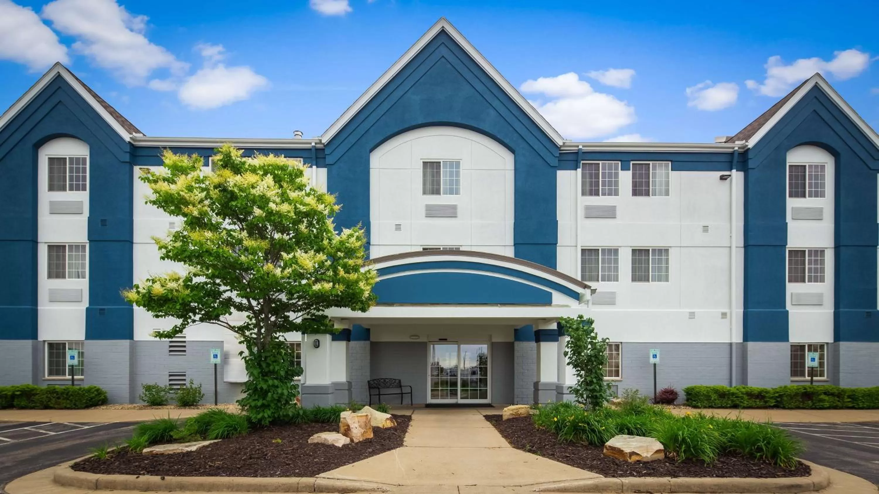 Property building in Best Western Plus Wausau-Rothschild Hotel