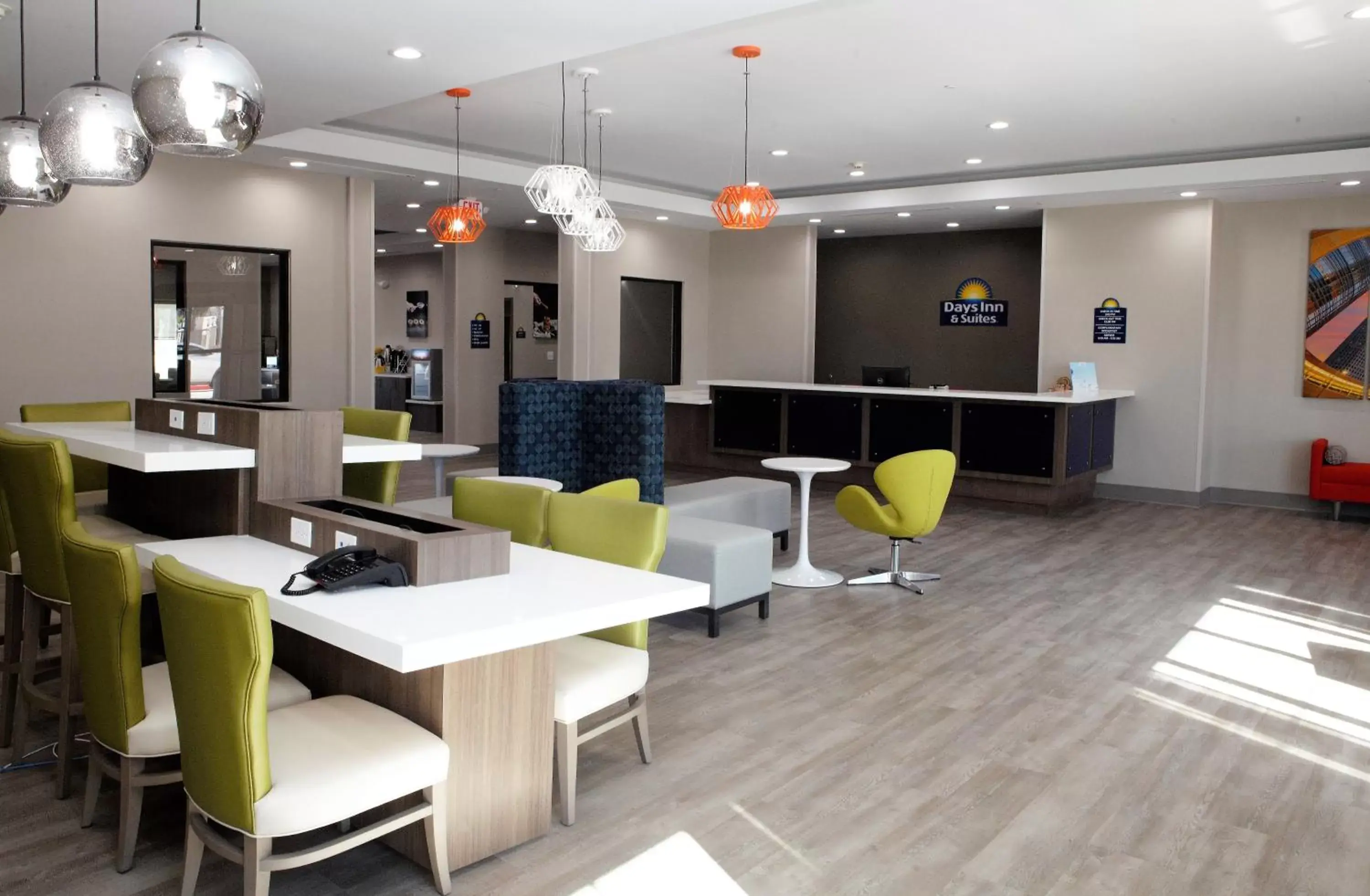 Communal lounge/ TV room, Lounge/Bar in Days Inn & Suites by Wyndham Houston NW Cypress