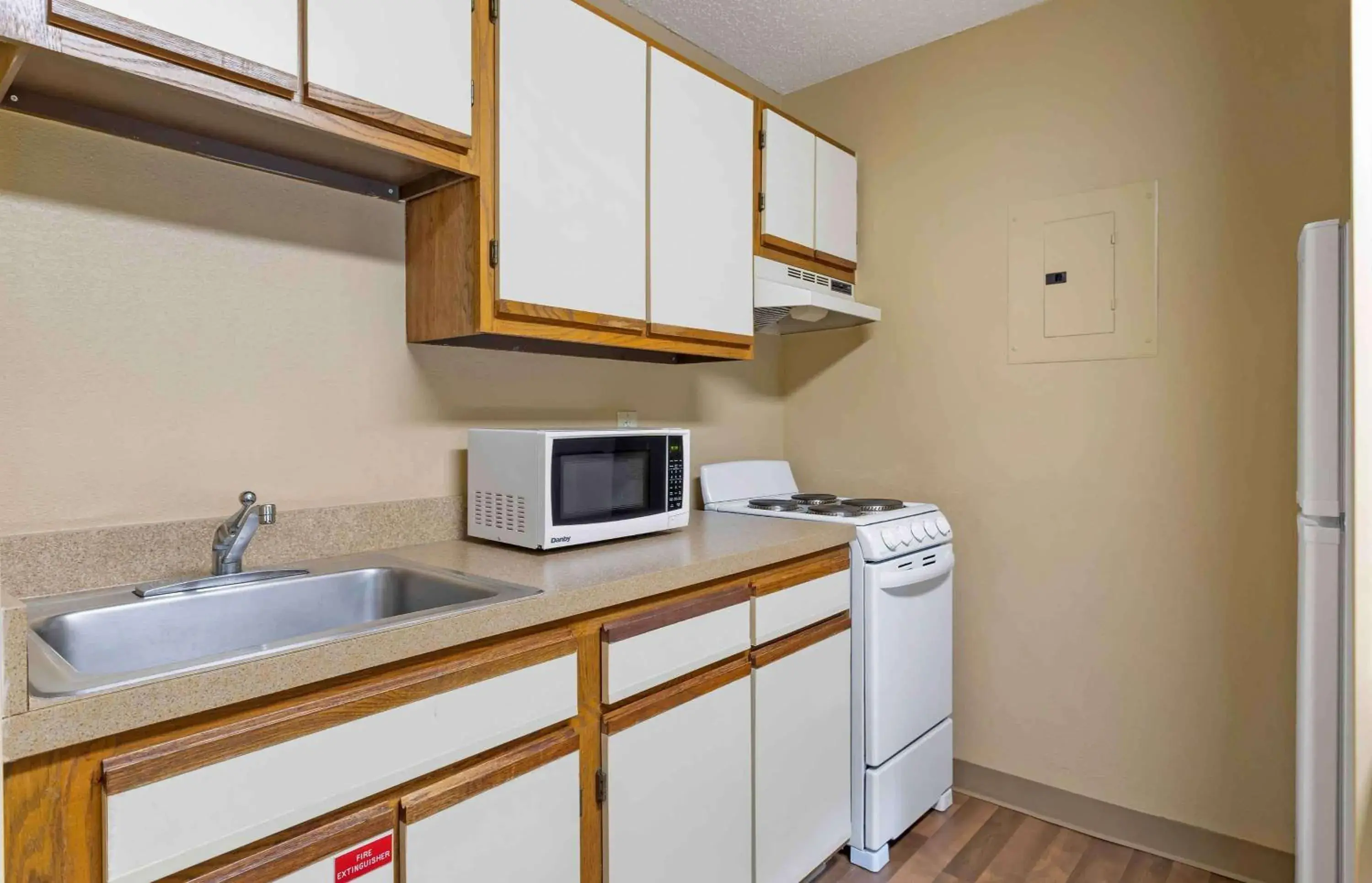 Bedroom, Kitchen/Kitchenette in Extended Stay America Suites - Cincinnati - Blue Ash - Reagan Hwy