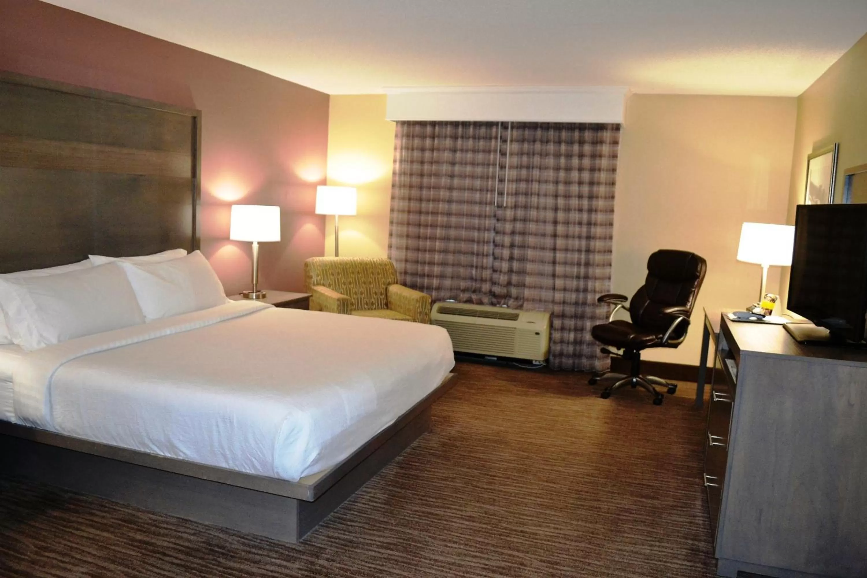 Photo of the whole room, Bed in Holiday Inn Santee by IHG