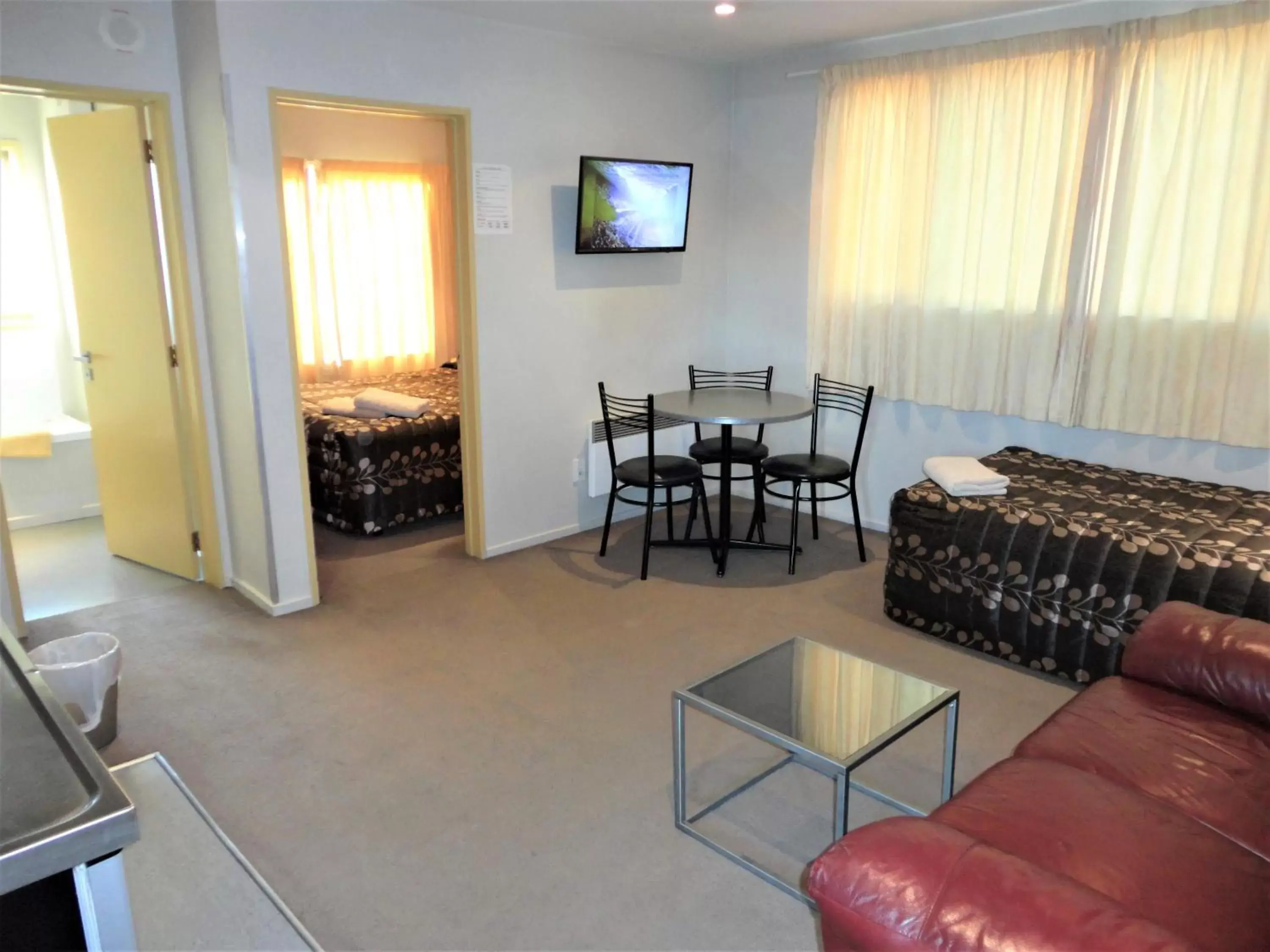 Photo of the whole room, Seating Area in Bealey Avenue Motel