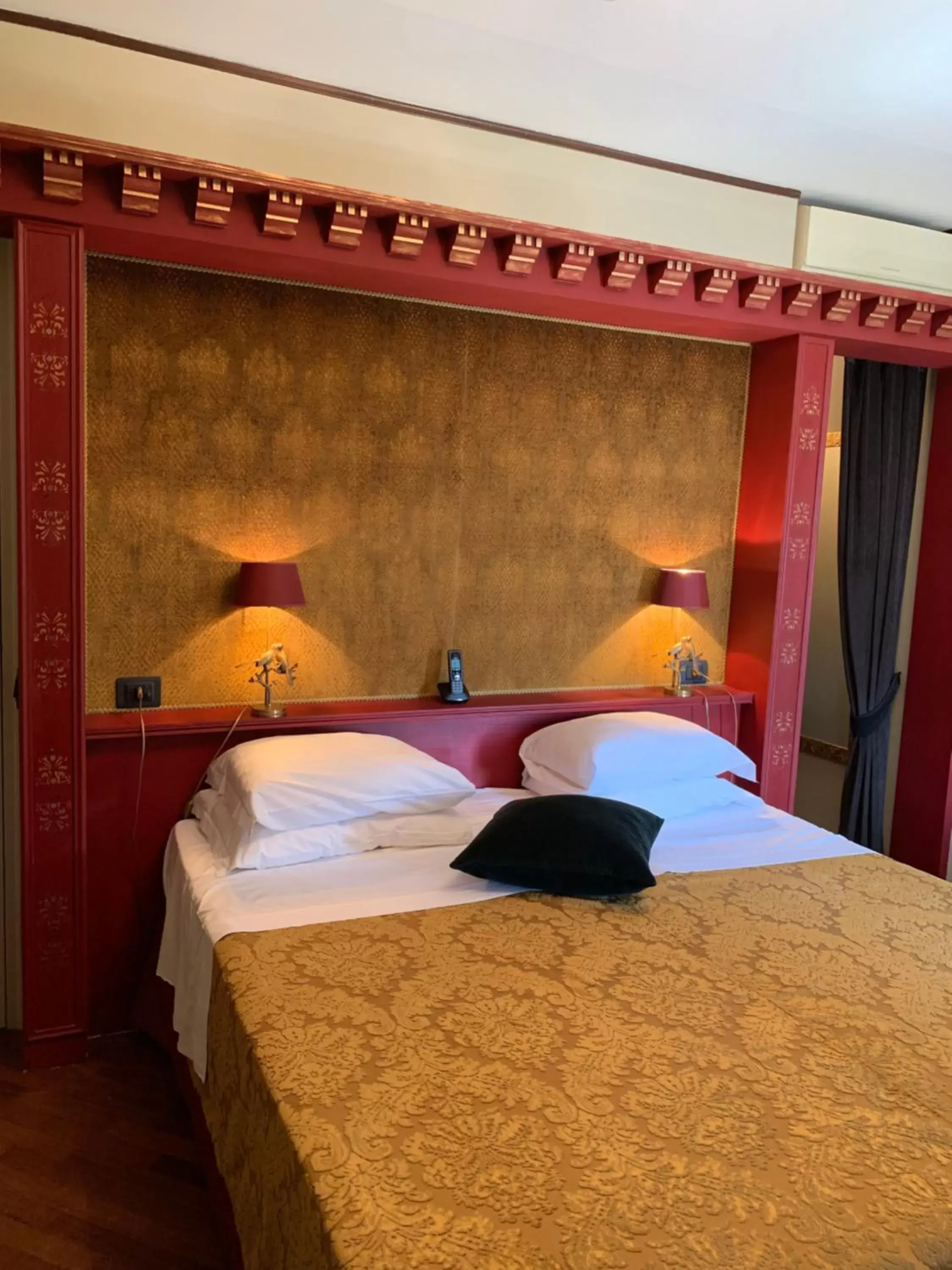 Comfort Double or Twin Room with Canal View in Hotel La Calcina Comfort Double or Twin Room with Canal View in Hotel La Calcina