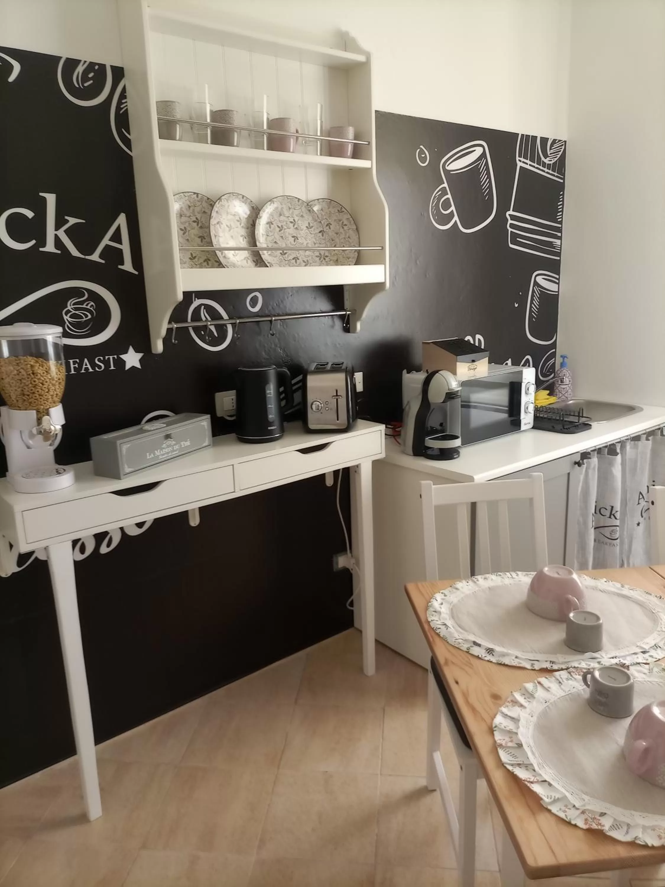 Coffee/tea facilities, Kitchen/Kitchenette in Amicka B&B