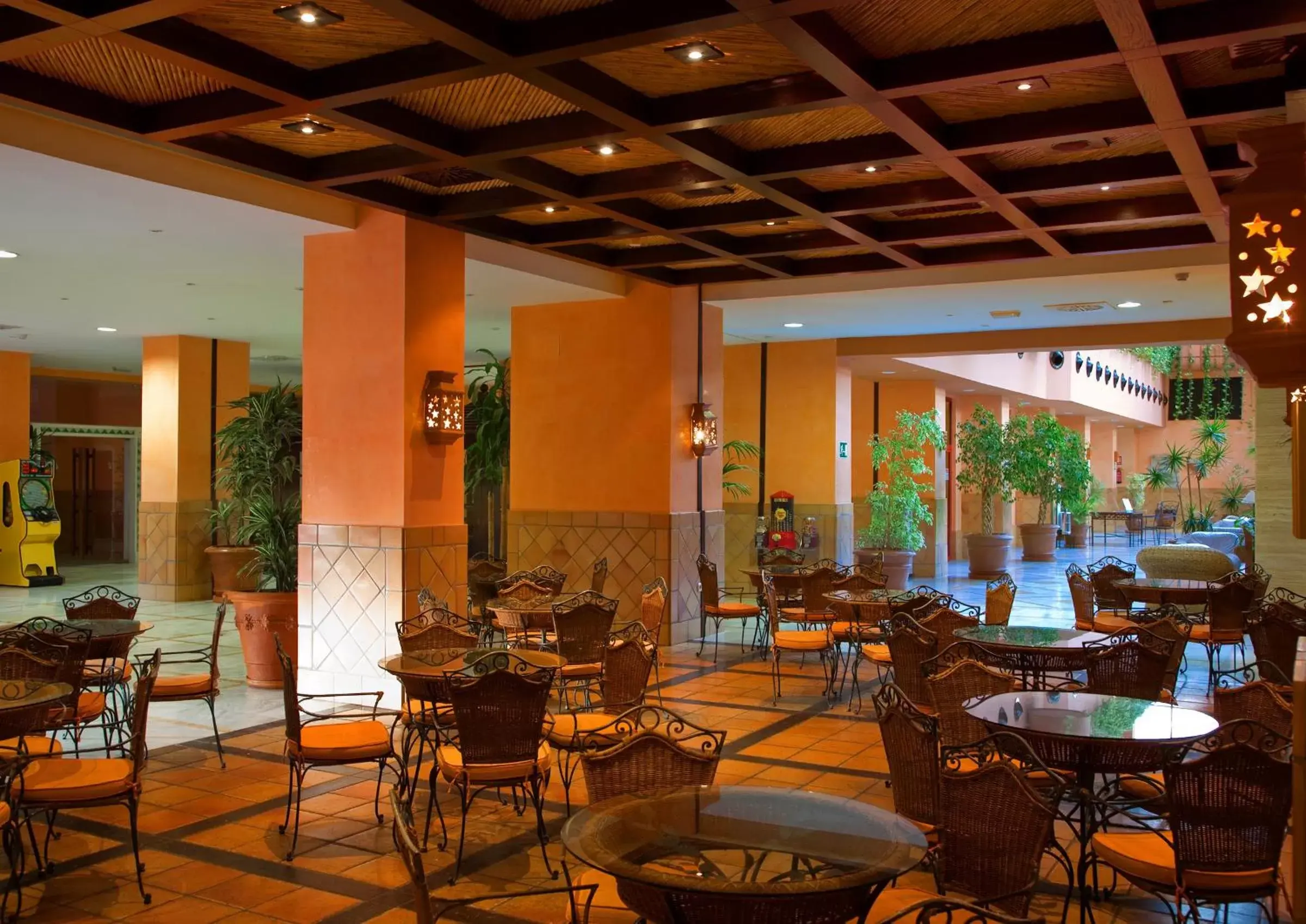 Lounge or bar, Restaurant/Places to Eat in Ibersol Almuñecar Beach & Spa Hotel