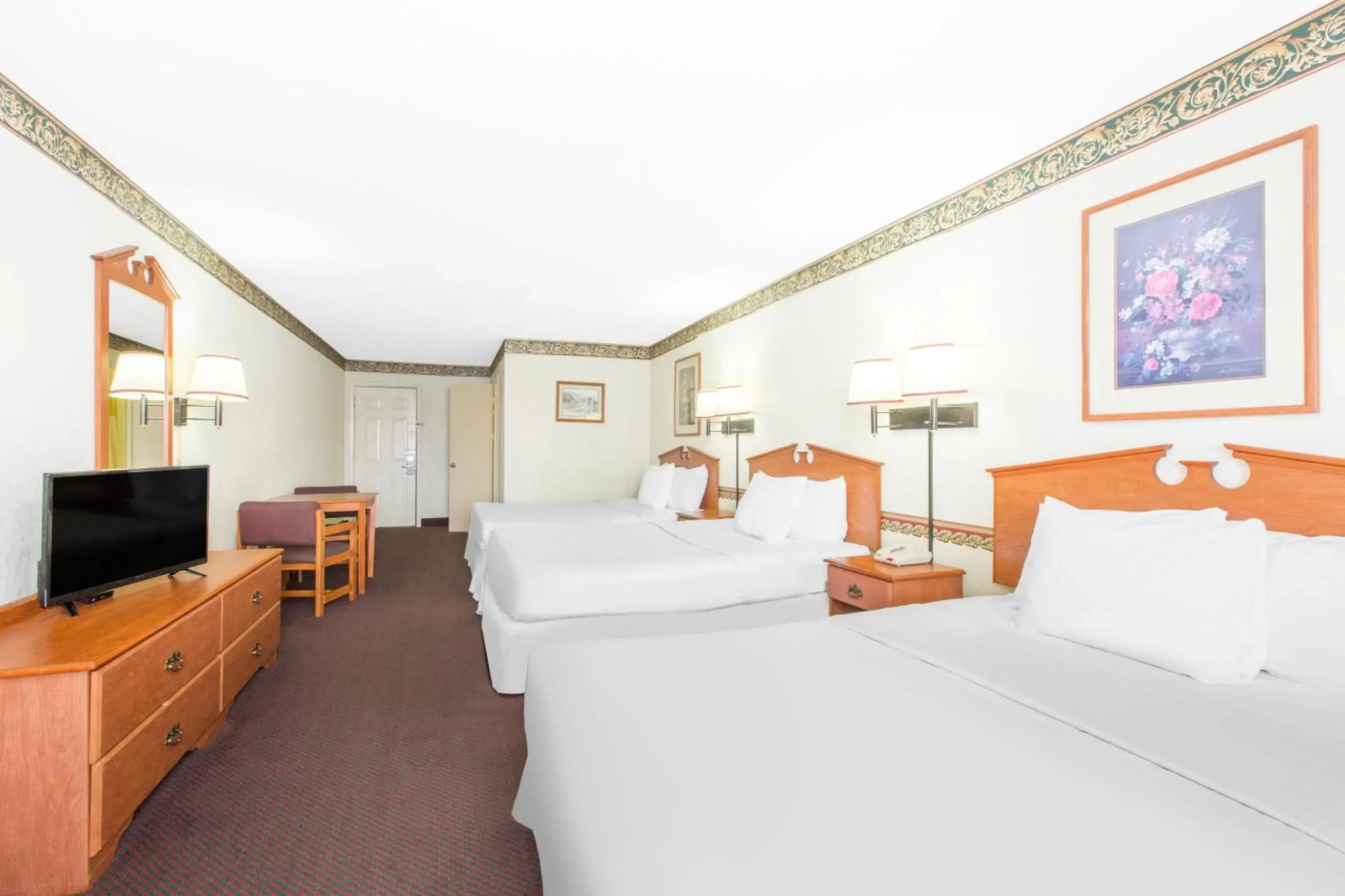 Bedroom, Bed in Days Inn & Suites by Wyndham Marshall