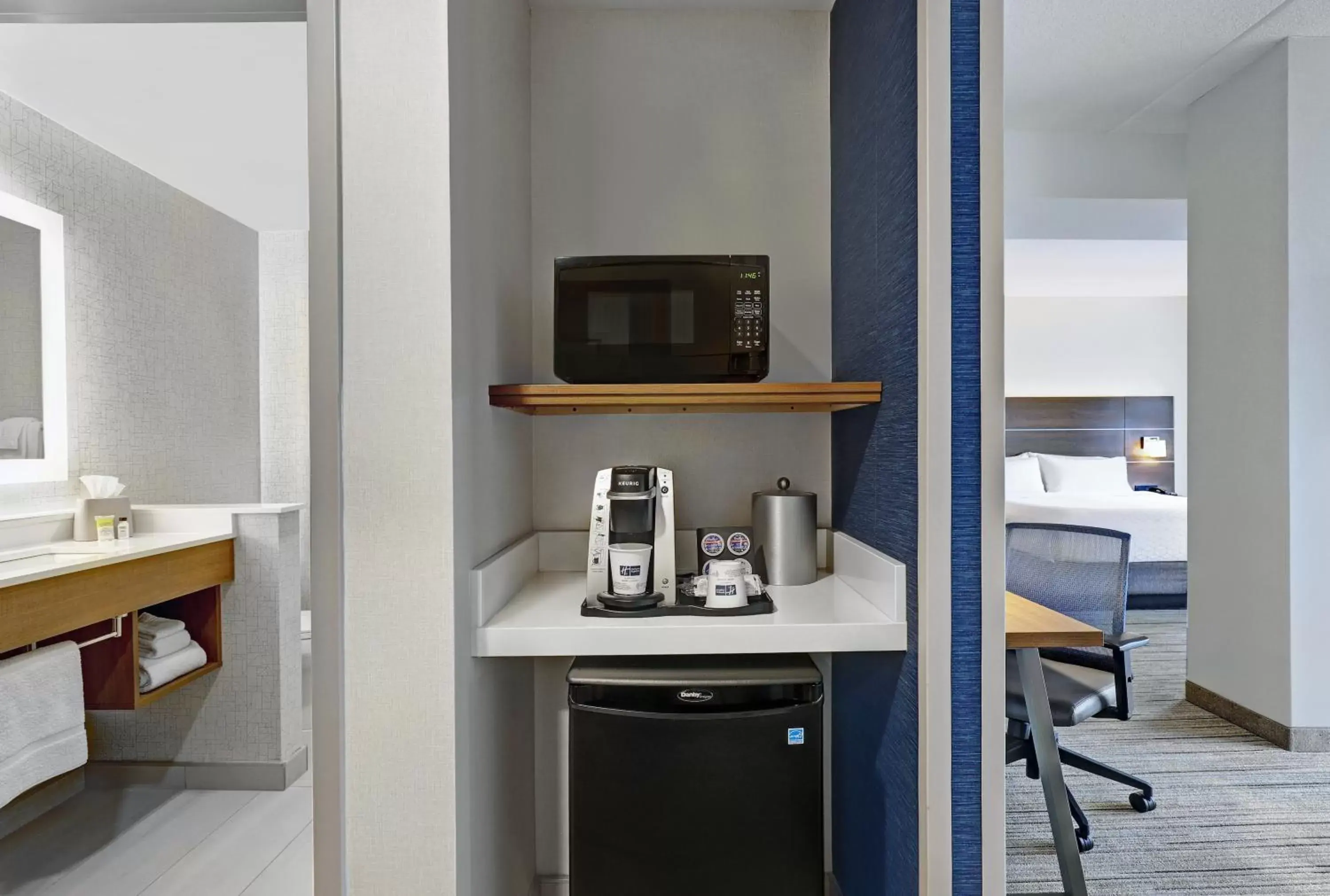 Coffee/tea facilities, Kitchen/Kitchenette in Holiday Inn Express & Suites - Collingwood