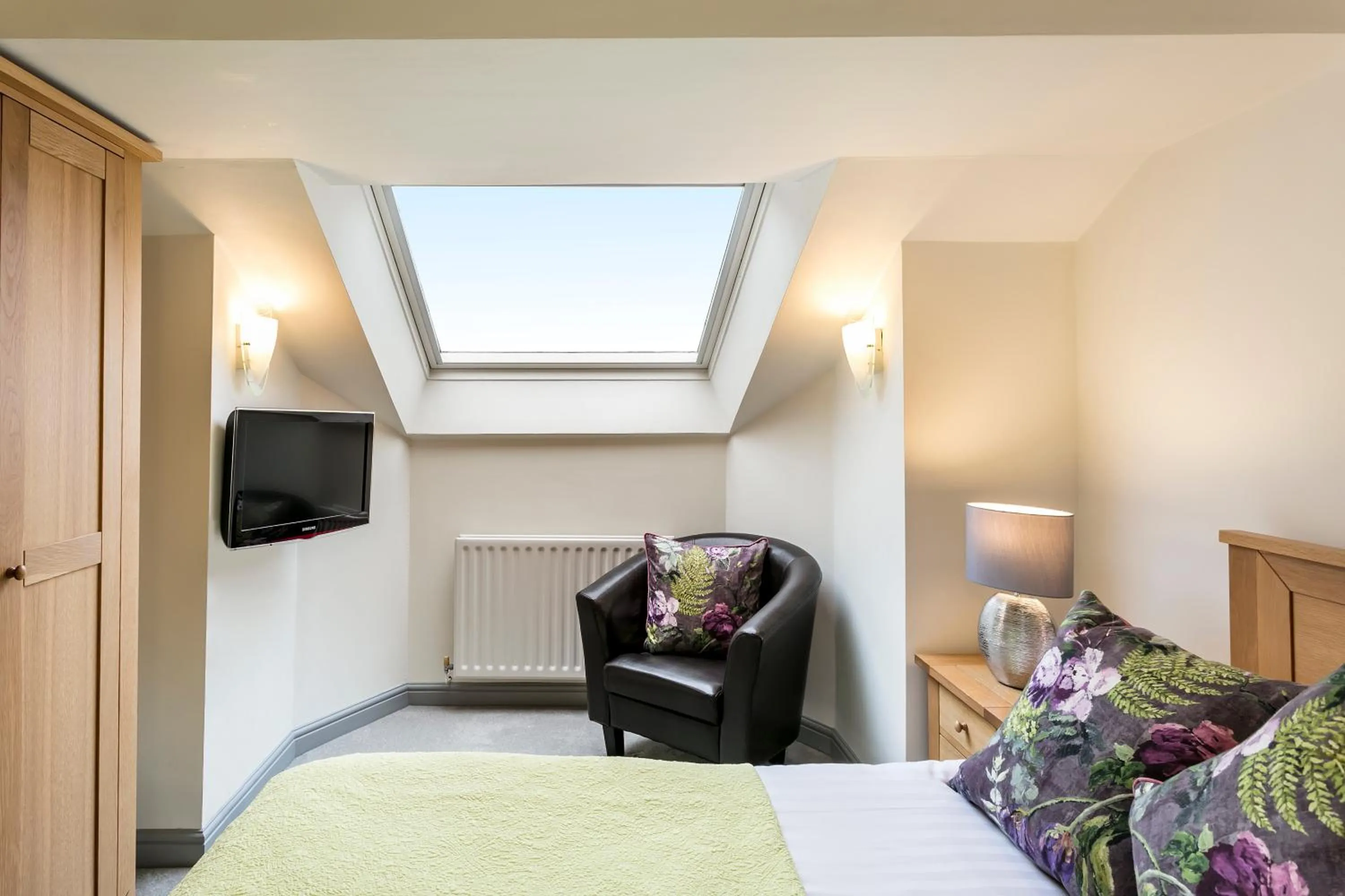 Seating area, Bed in The Gamekeeper's Inn