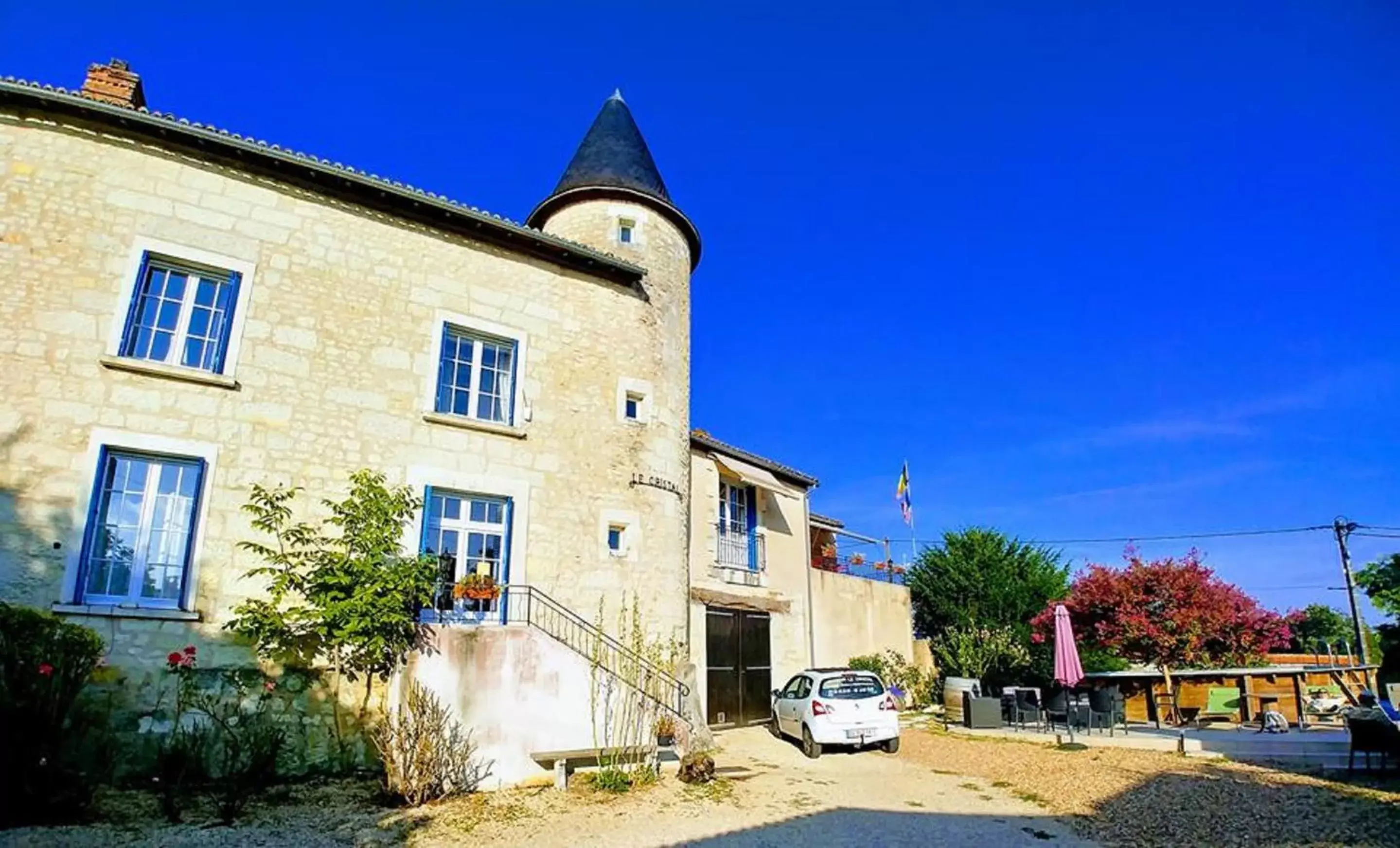 Facade/entrance, Property Building in Manoir Le Cristal - Futuroscope a petit prix , grandes chambres familiales 5-6 personnes ,