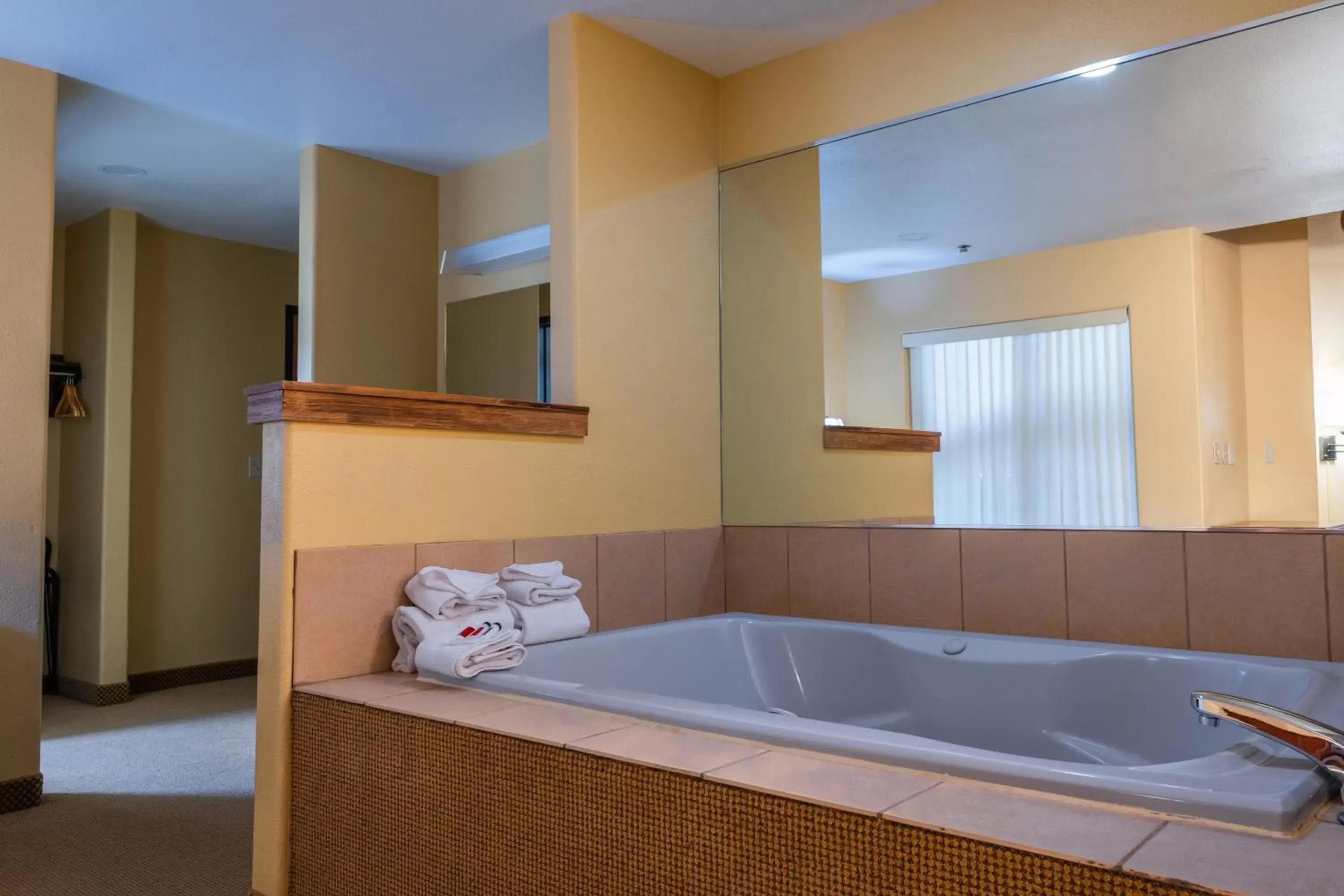 Bathroom in Pinedale Hotel & Suites