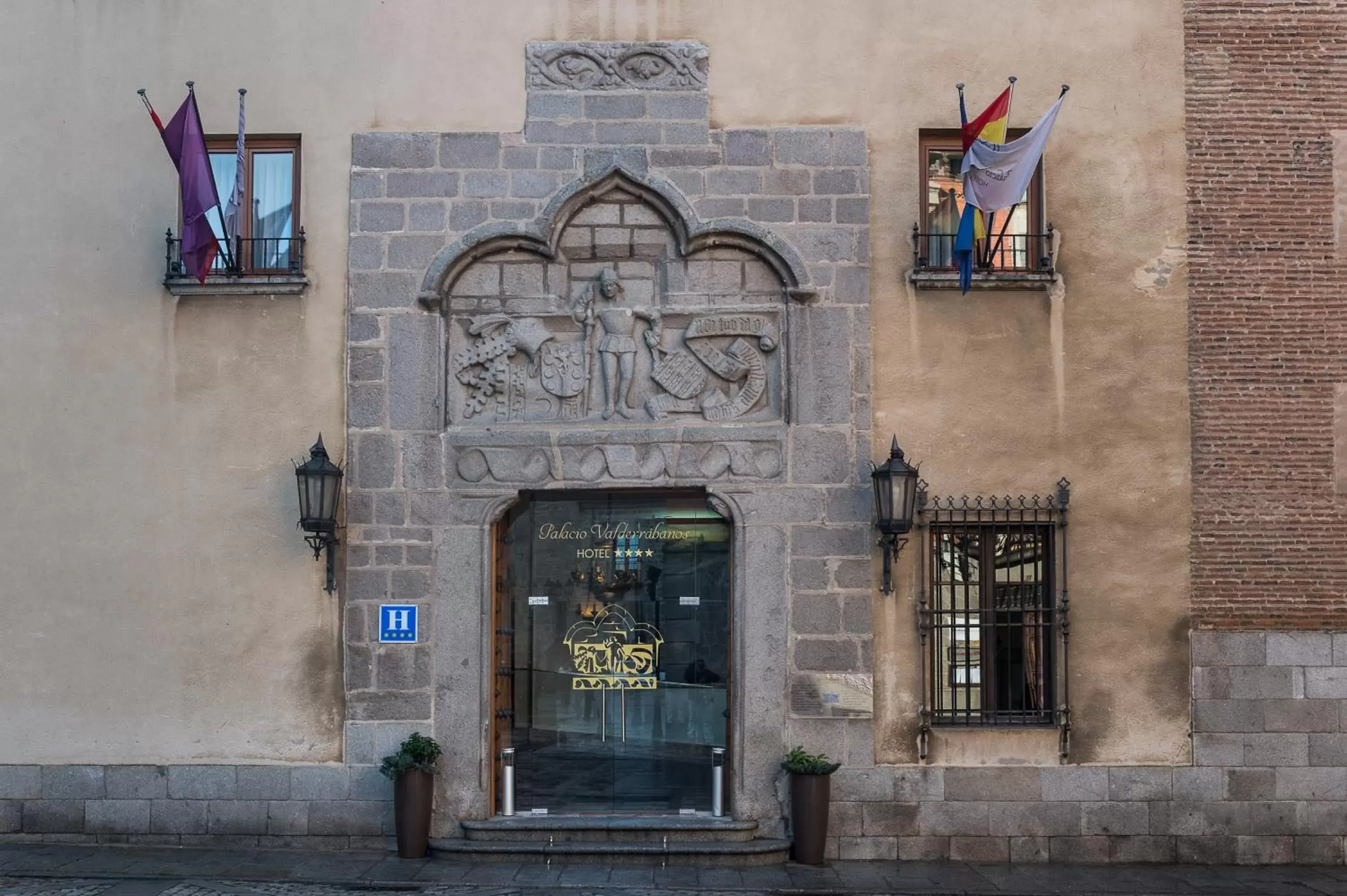 Facade/entrance in Palacio Valderrabanos