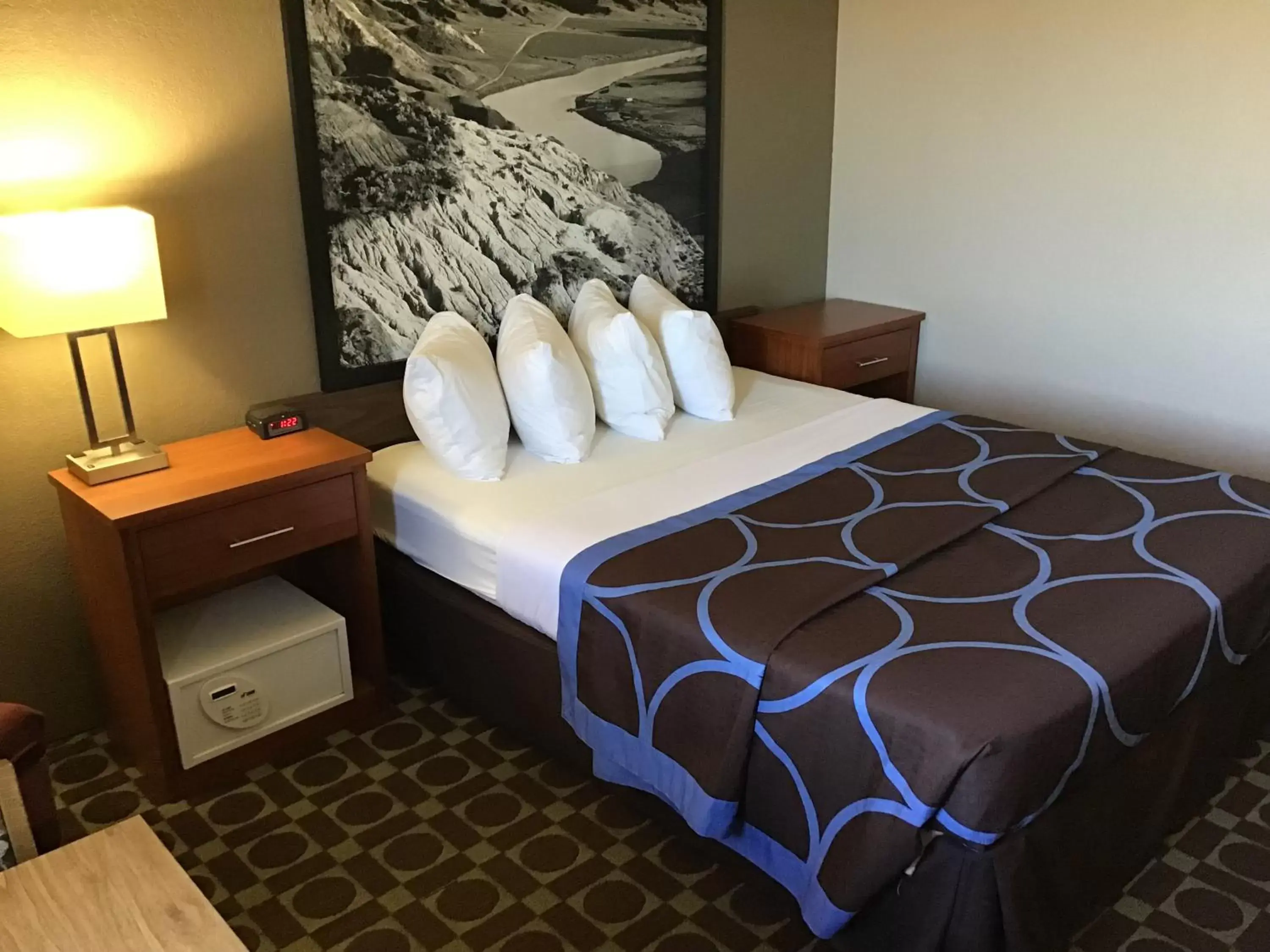 Photo of the whole room, Bed in Super 8 by Wyndham Miles City