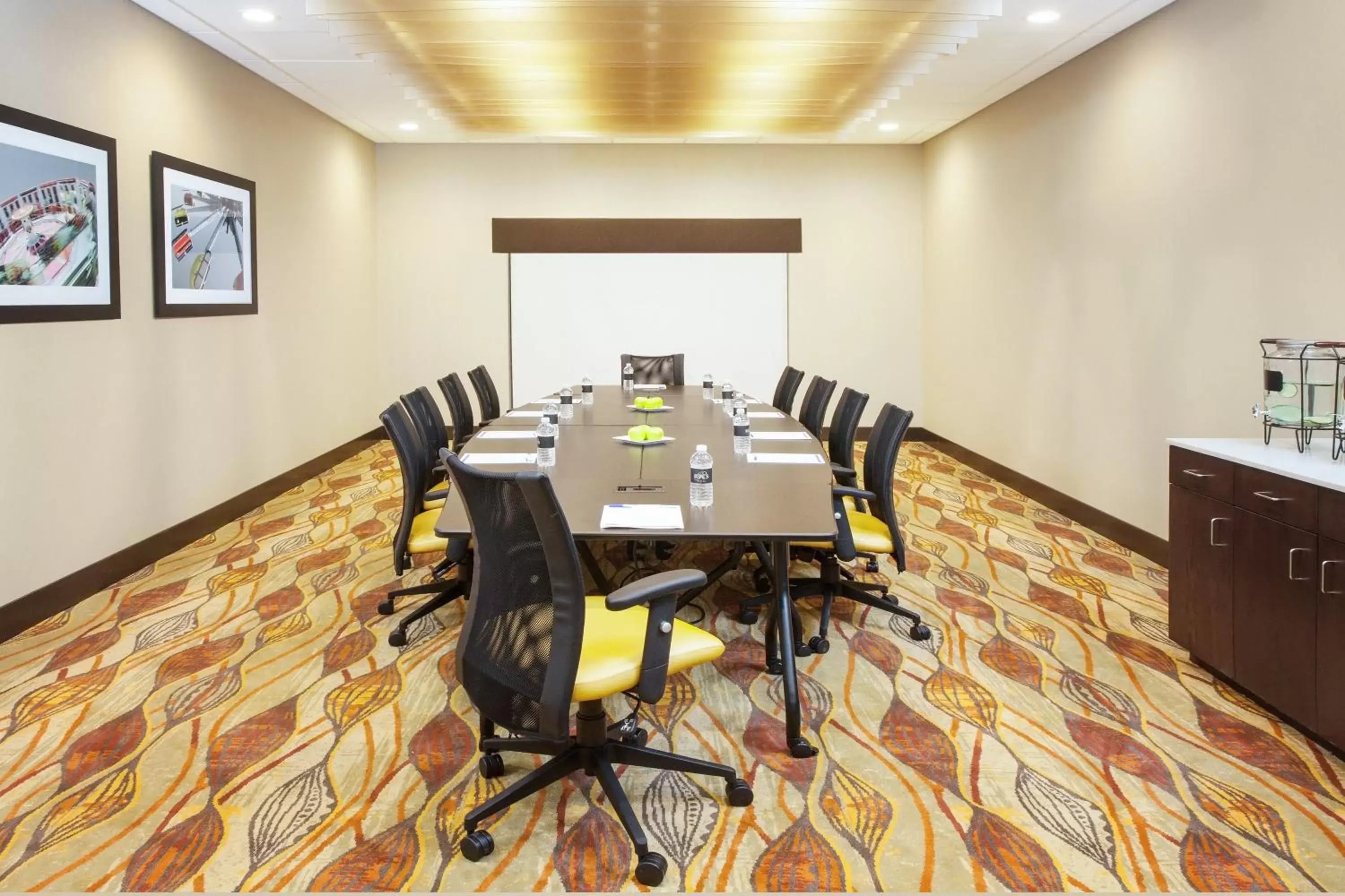 Meeting/conference room in Holiday Inn Express & Suites Sandusky, an IHG Hotel