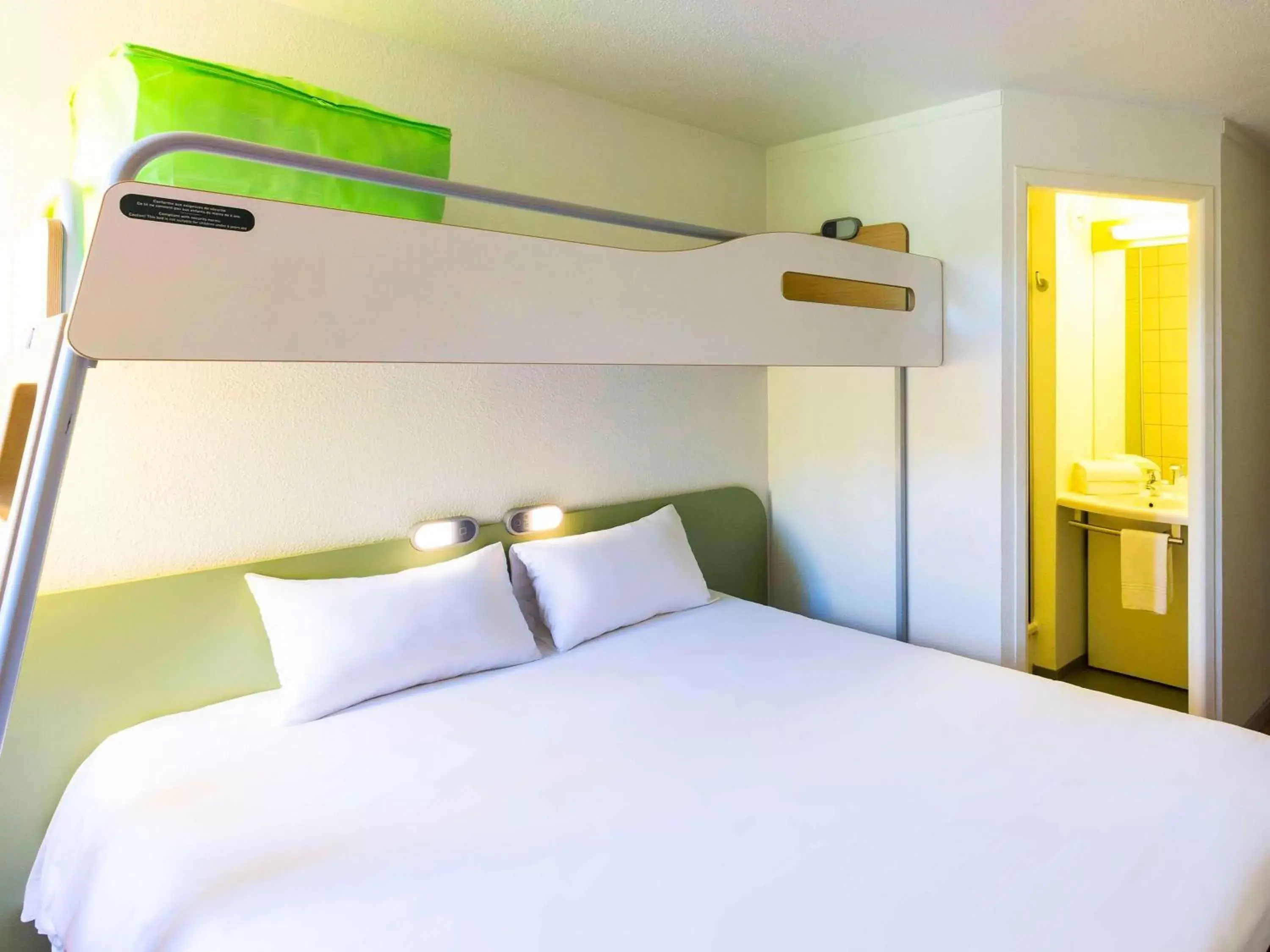 Bedroom, Bunk Bed in Ibis budget Béziers Est Mediterranée A9 / A75