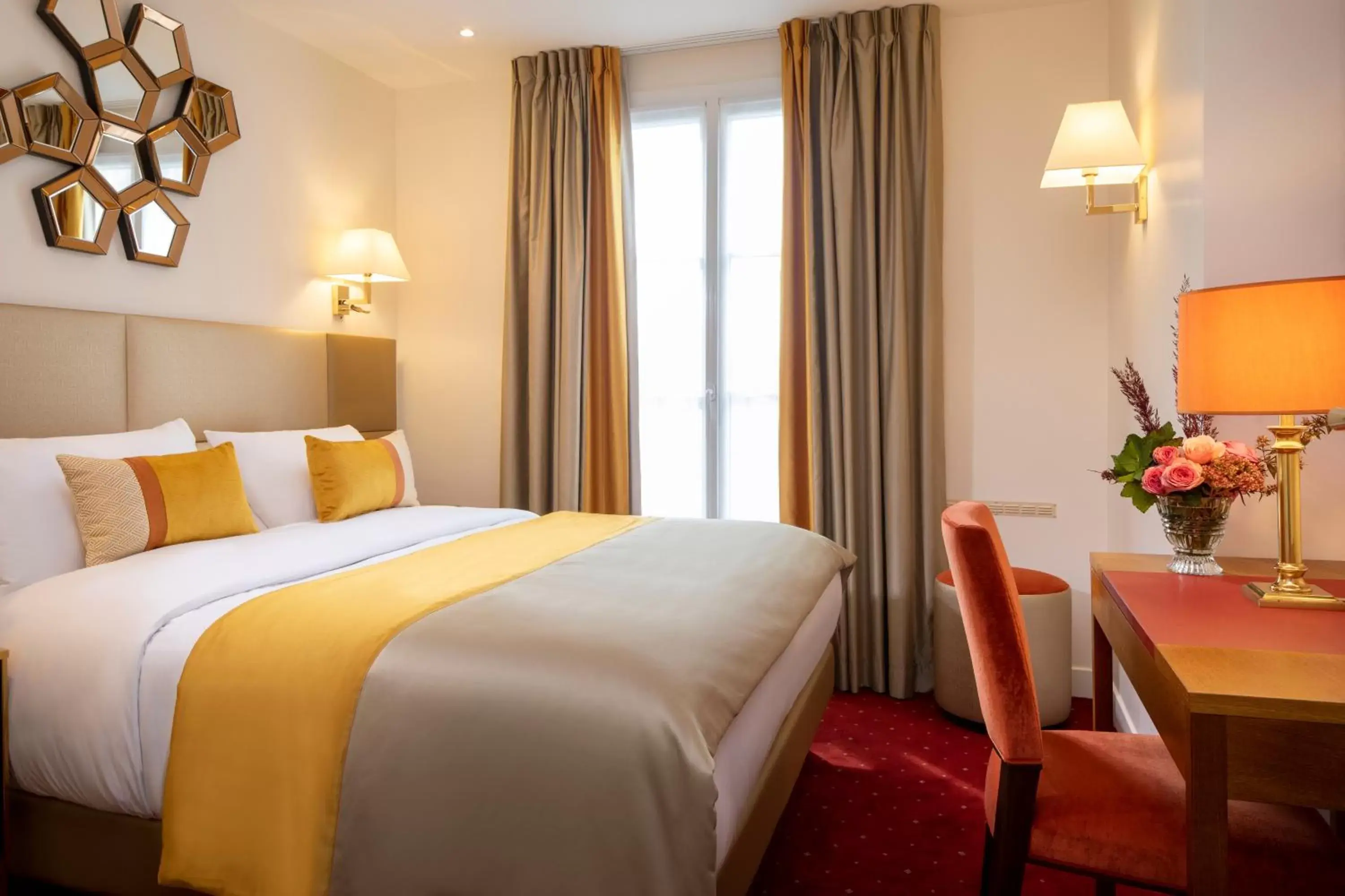 Bed in Hotel De Suede Saint Germain