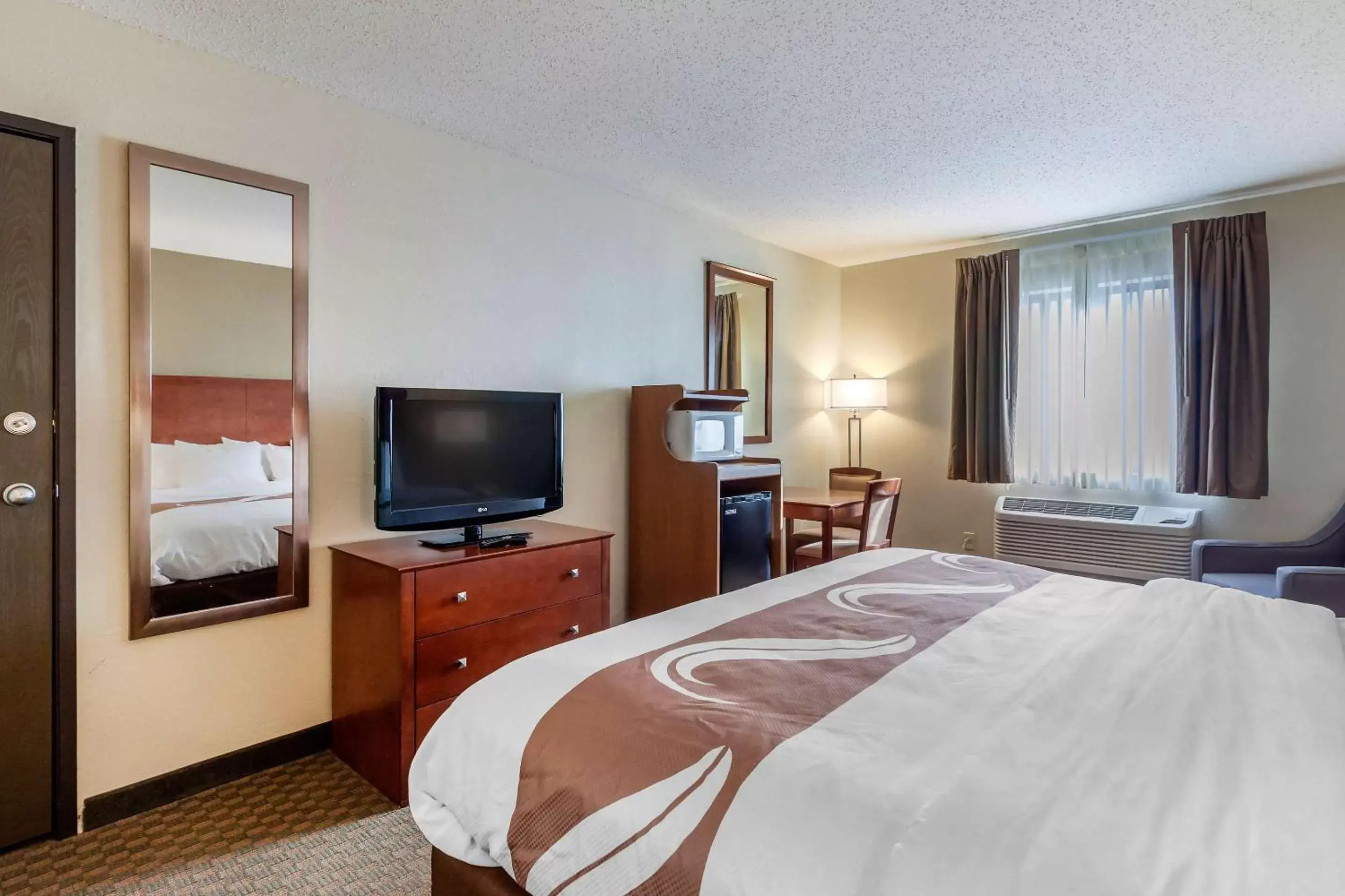 Photo of the whole room, TV/Entertainment Center in Quality Inn Hays I-70