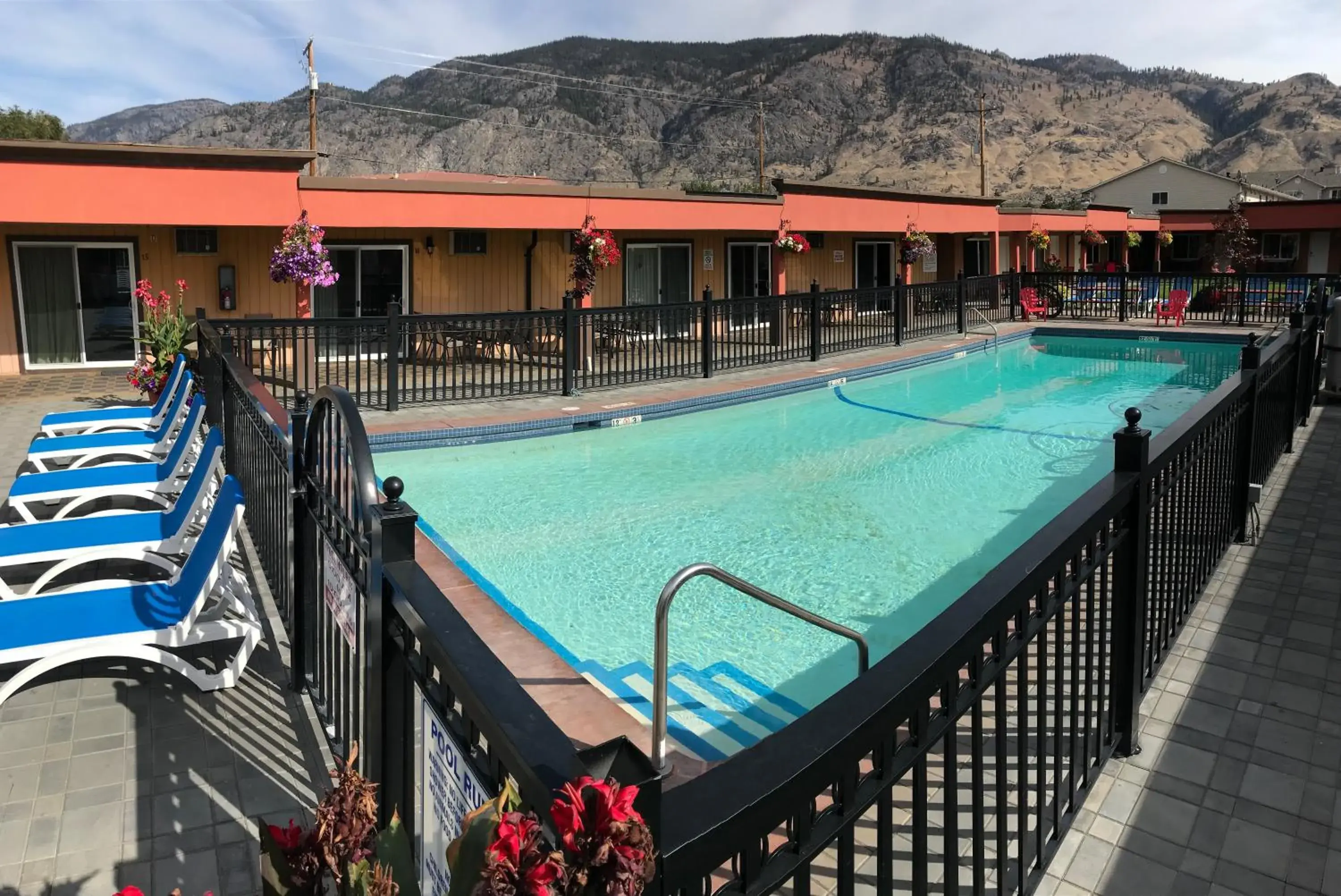 Swimming Pool in Sahara Courtyard Inn Osoyoos