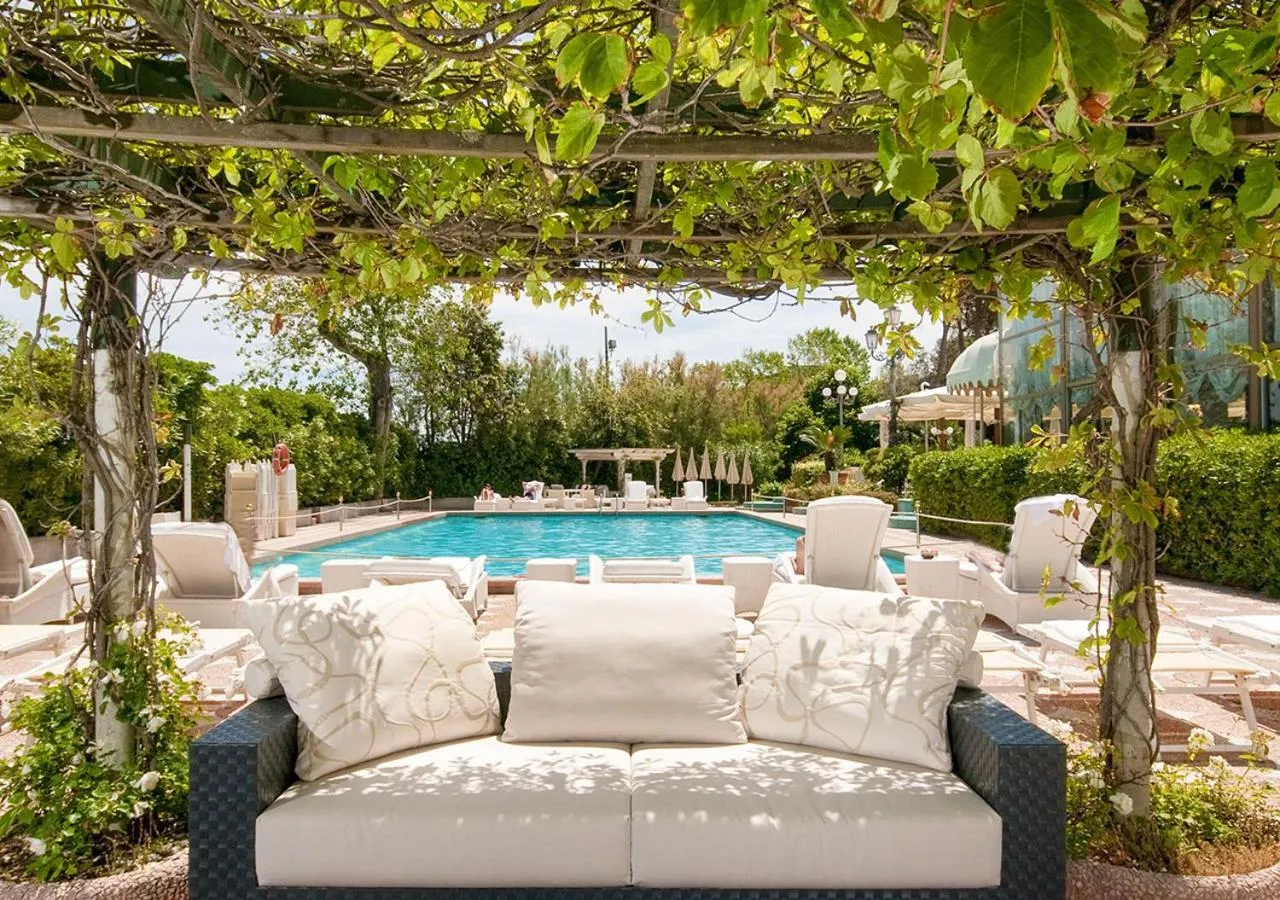 Swimming pool in Residenza Parco Fellini