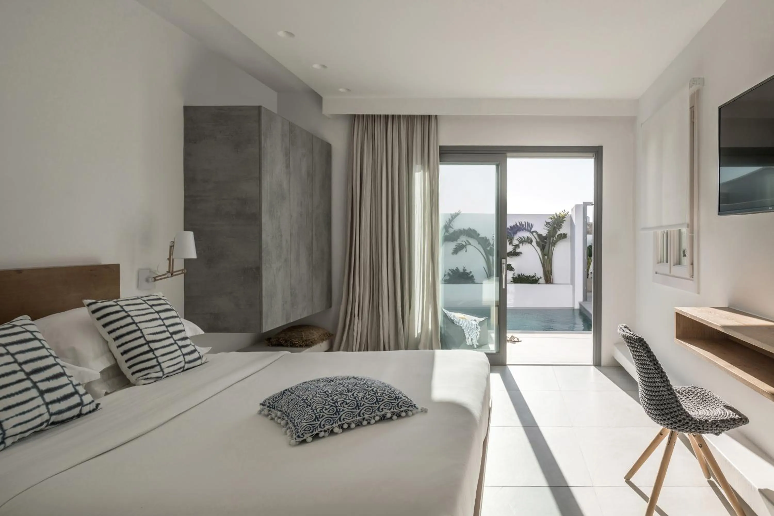 TV and multimedia, Bed in A Hotel Mykonos