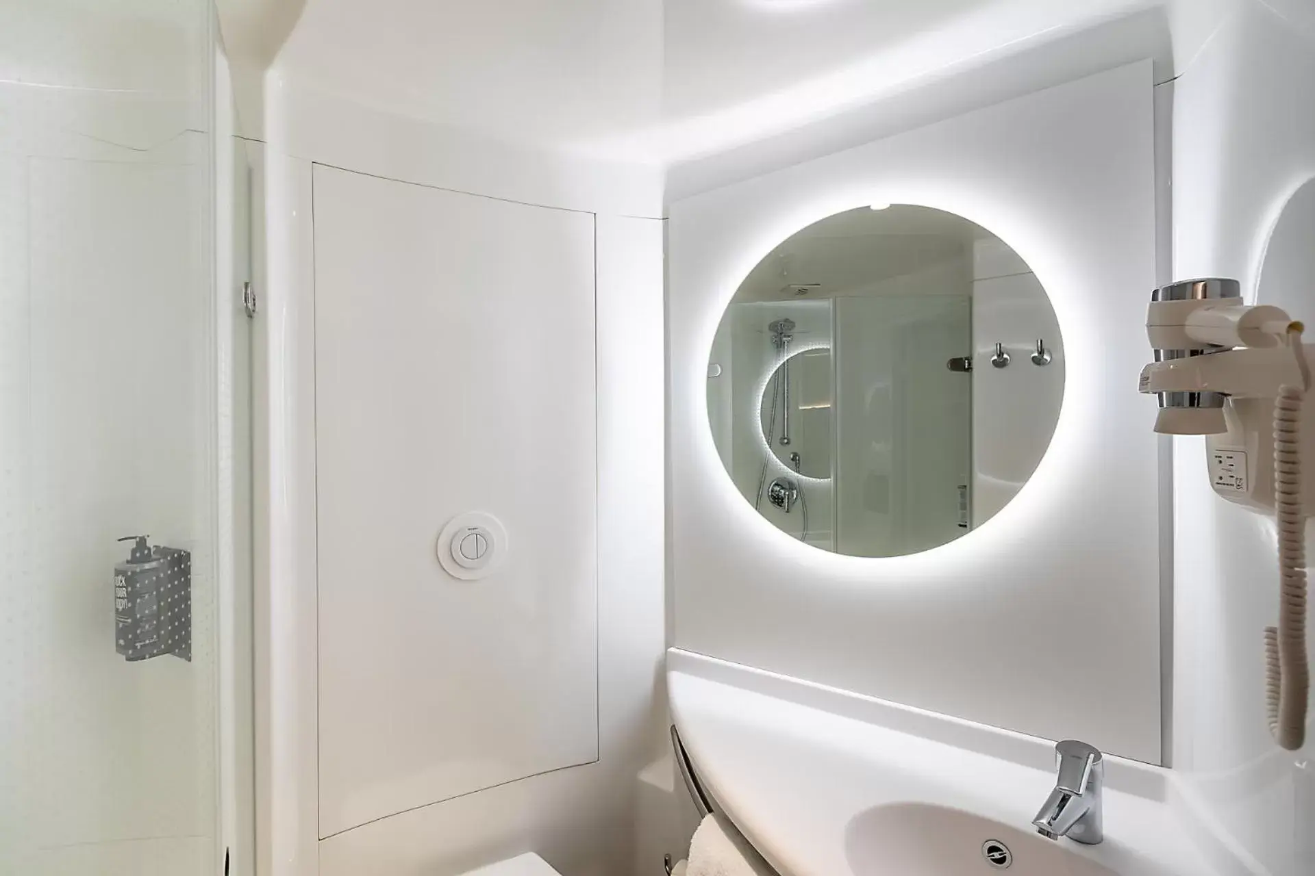 Bathroom in Hotel ibis Lisboa Alfragide