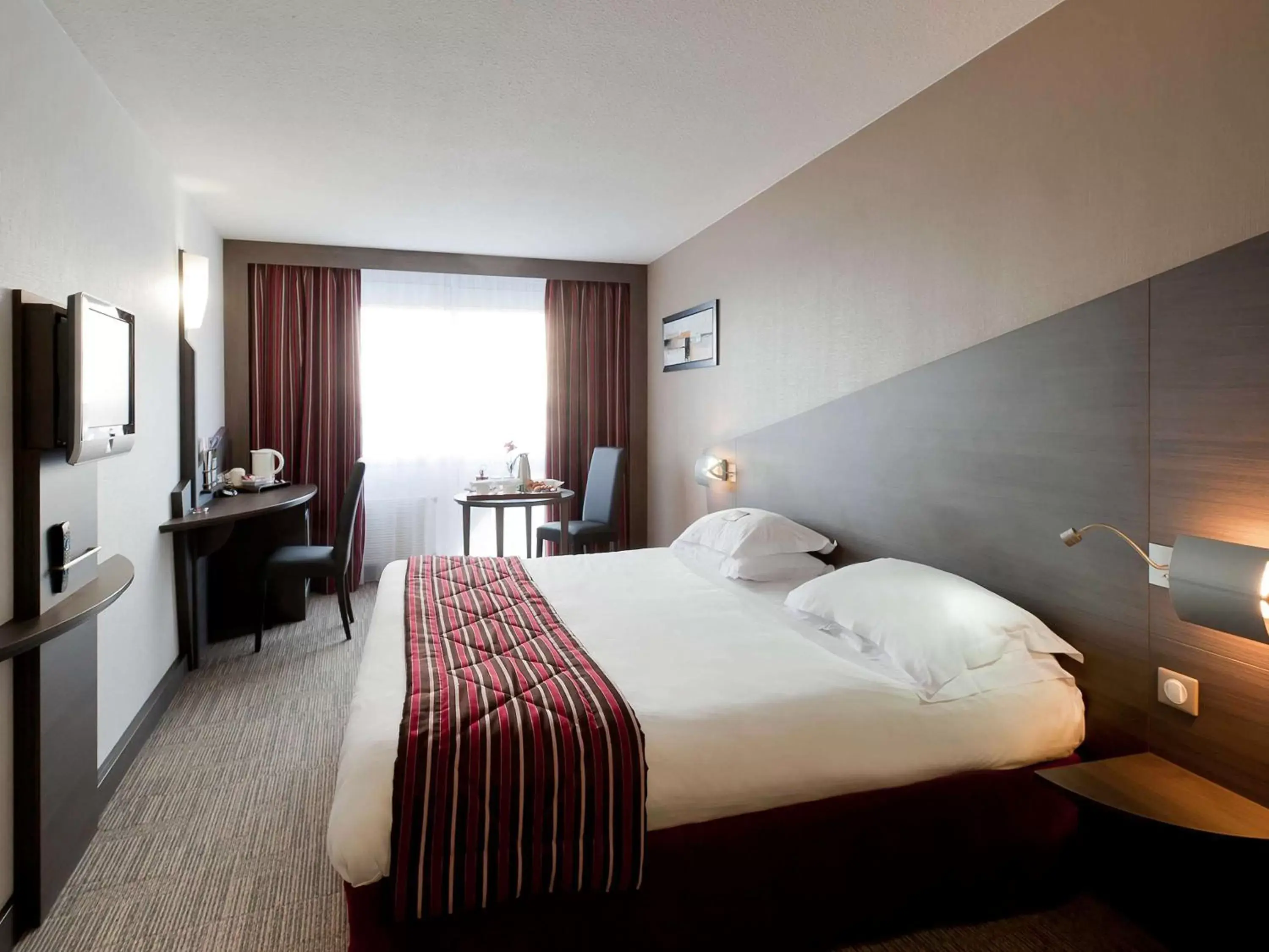 Photo of the whole room, Bed in Mercure Vannes Le Port