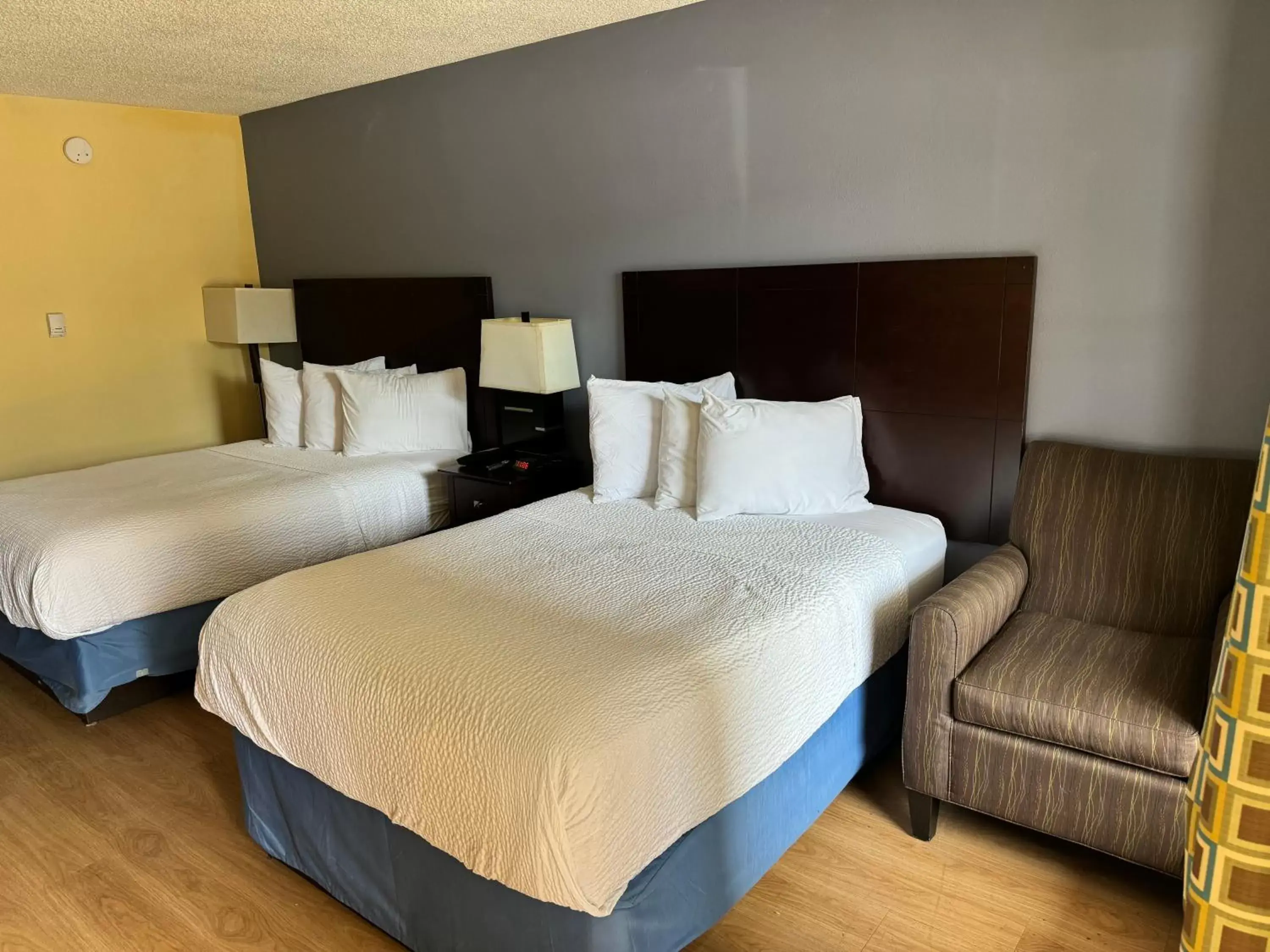 Bed in Days Inn by Wyndham Petersburg/South Fort Lee