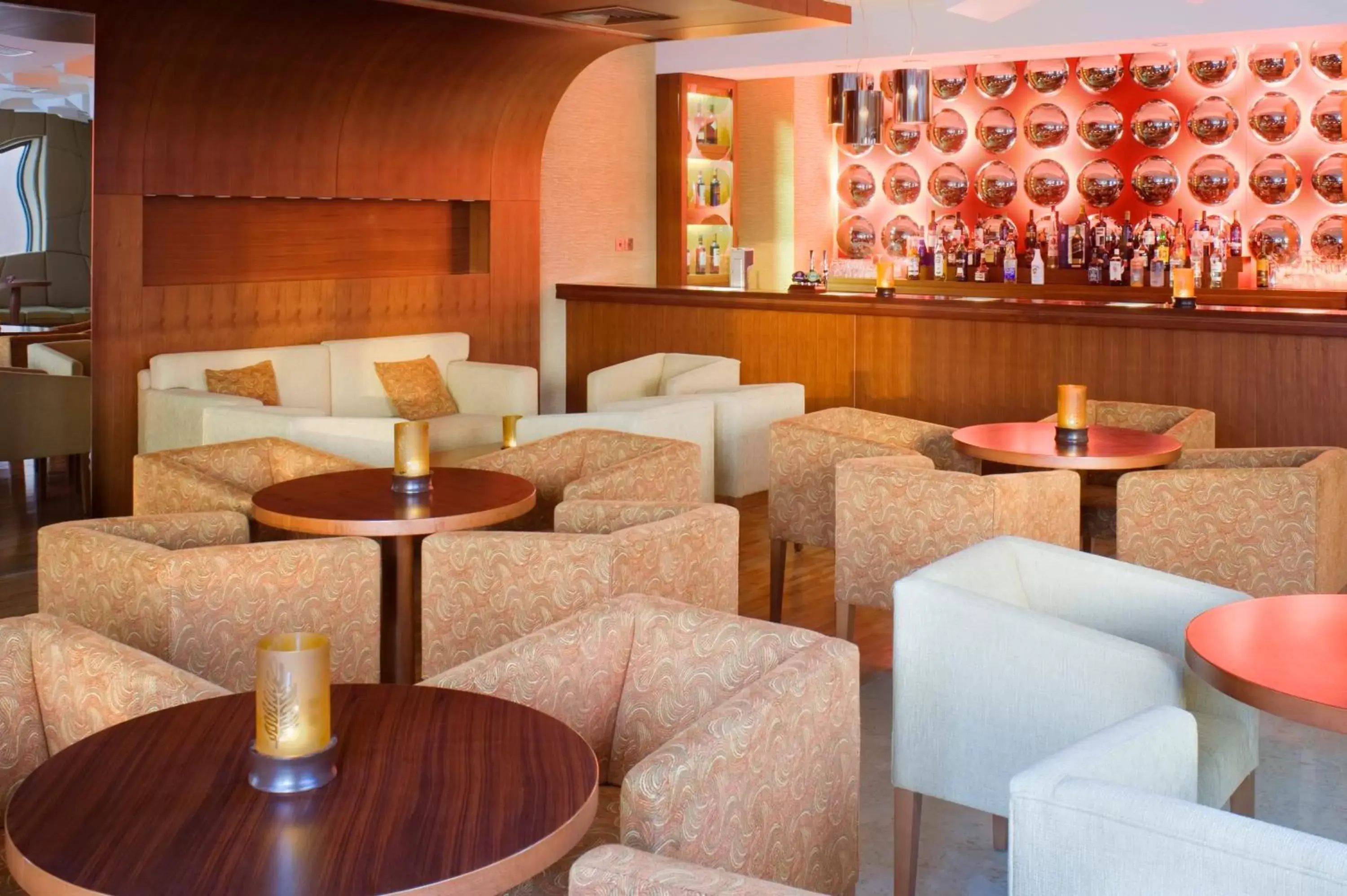 Lounge or bar, Lounge/Bar in Crowne Plaza Sohar, an IHG Hotel