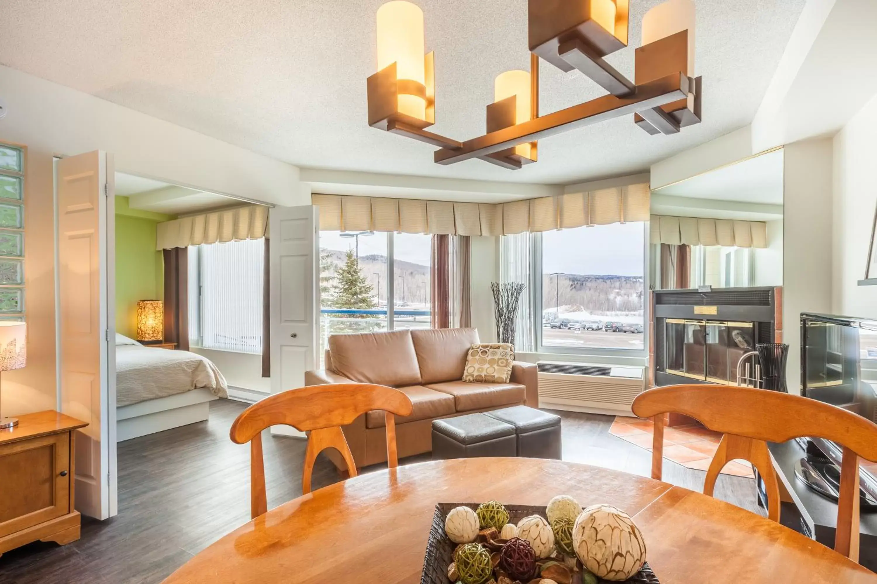 Photo of the whole room, Dining Area in Hébergement Mont-Ste-Anne Condos