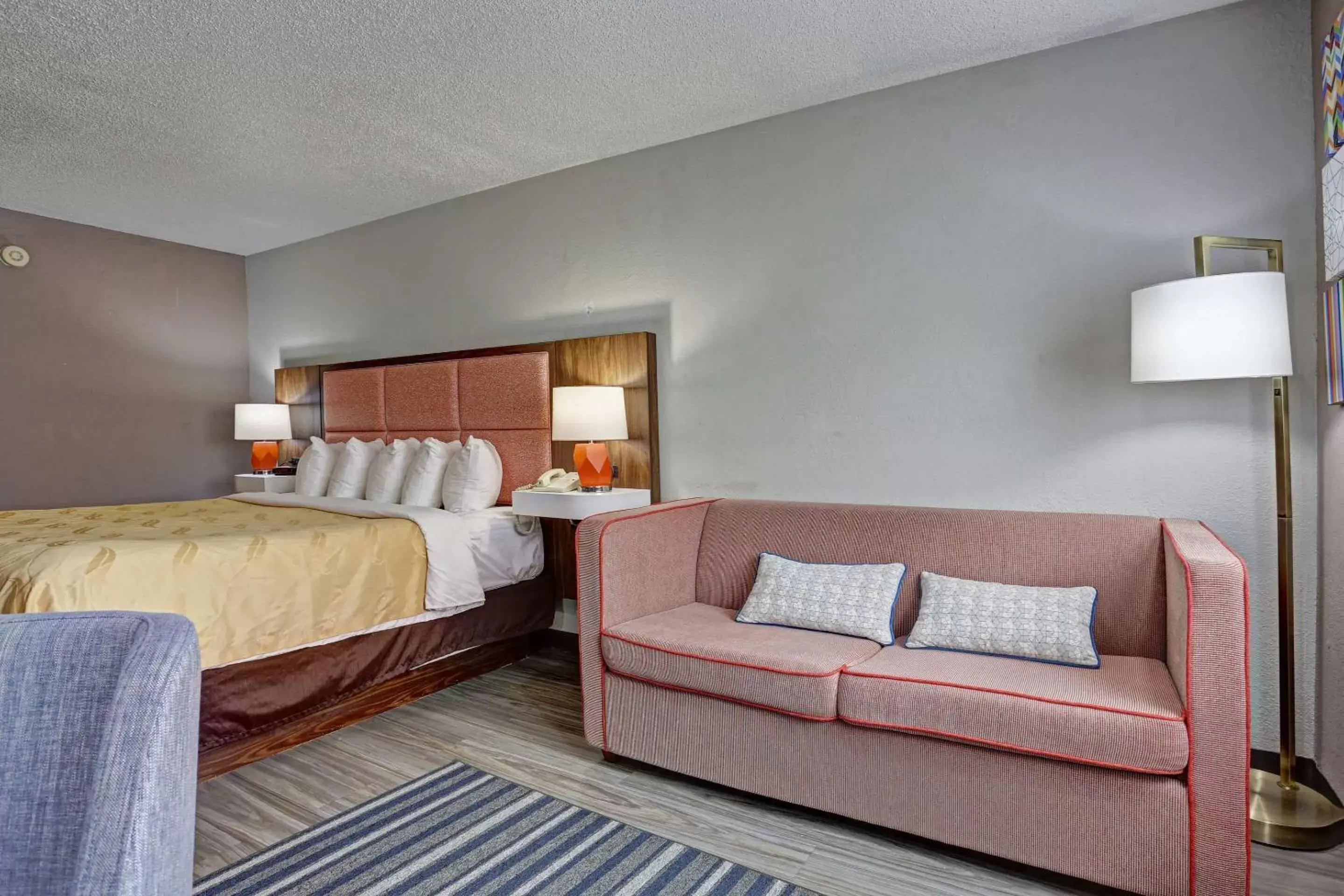 Photo of the whole room, Bed in Quality Inn Pierre-Fort Pierre