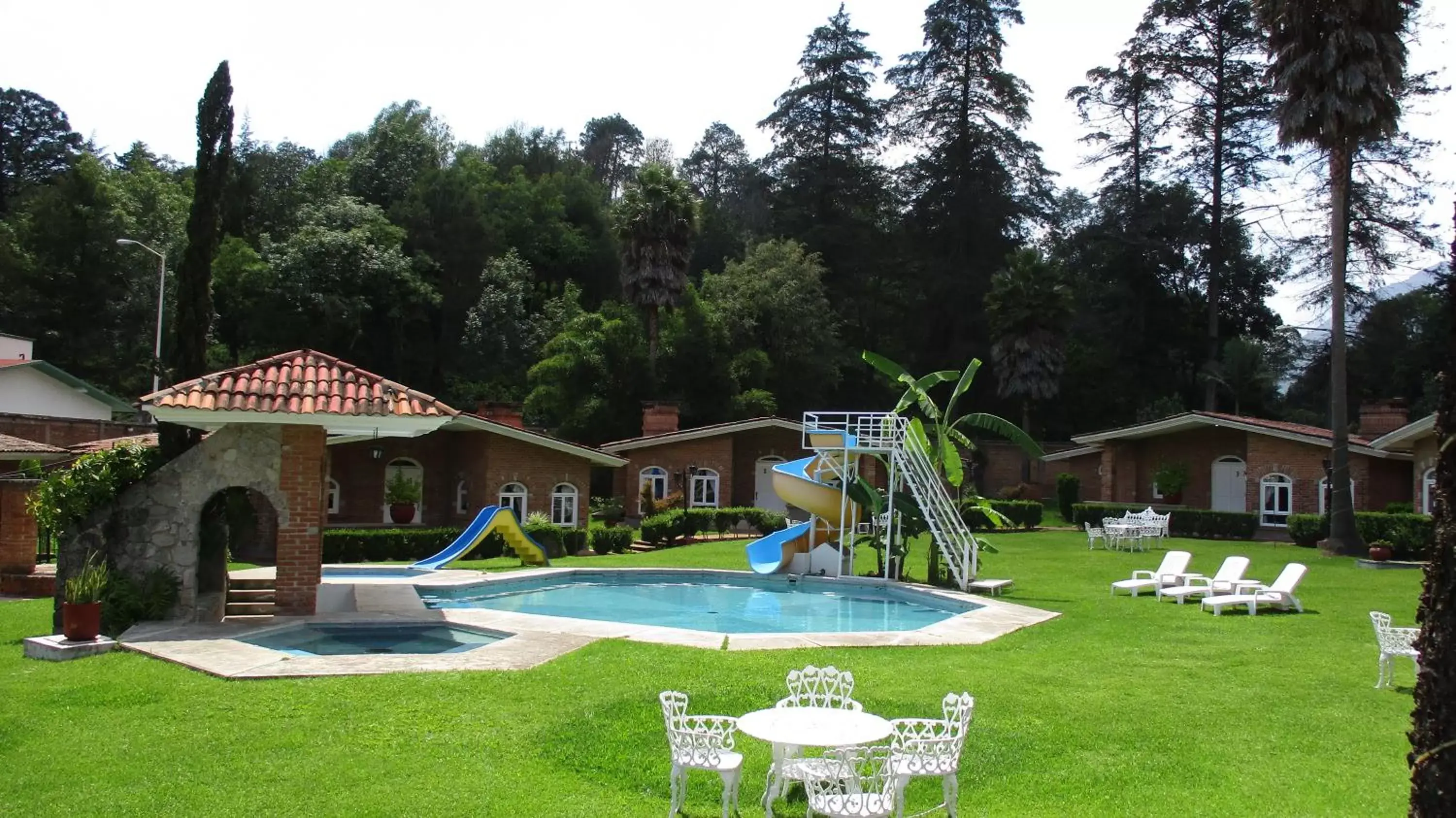 Garden, Swimming Pool in Hotel Villa Monarca Inn