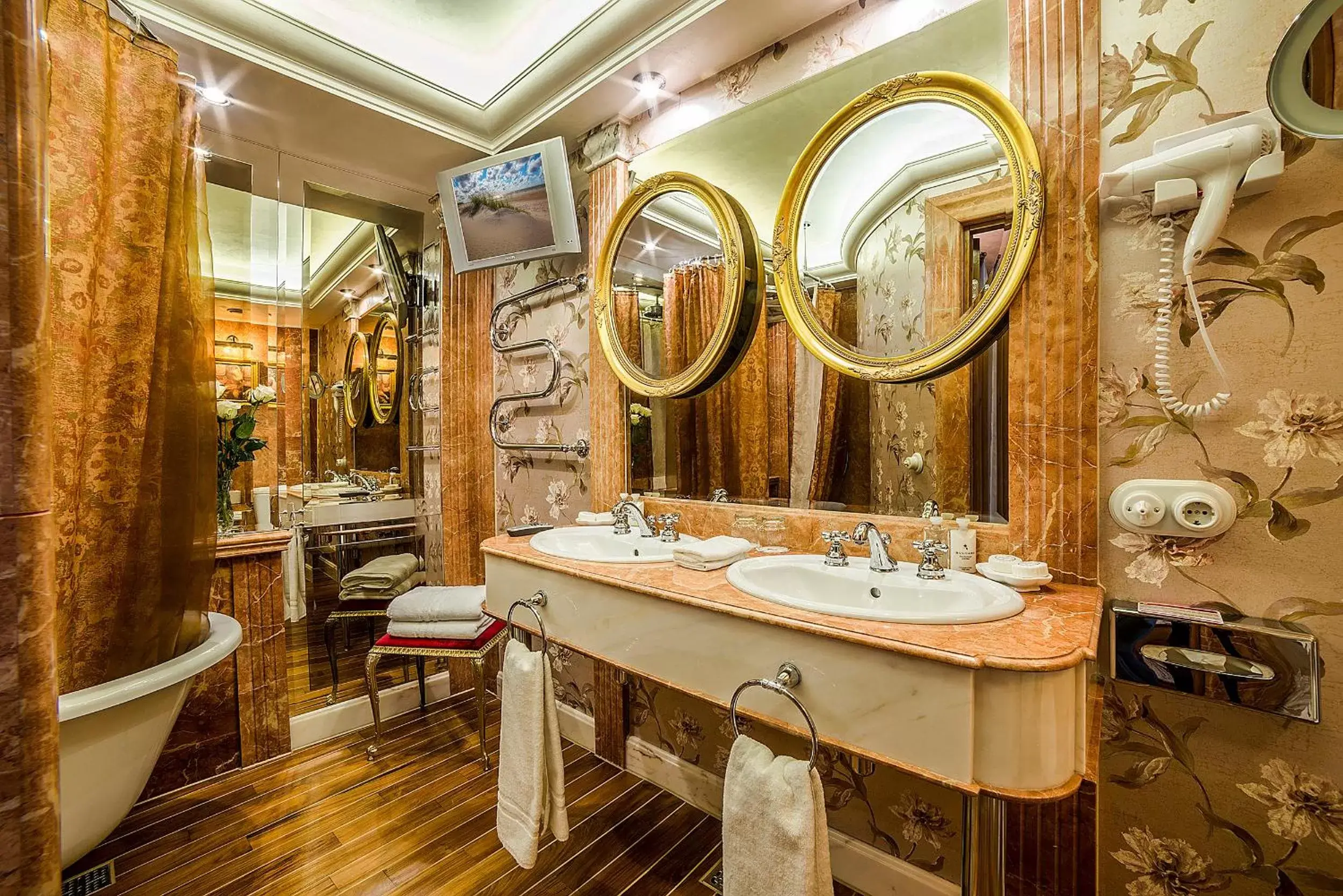 Bathroom in Imperial Hotel & Restaurant