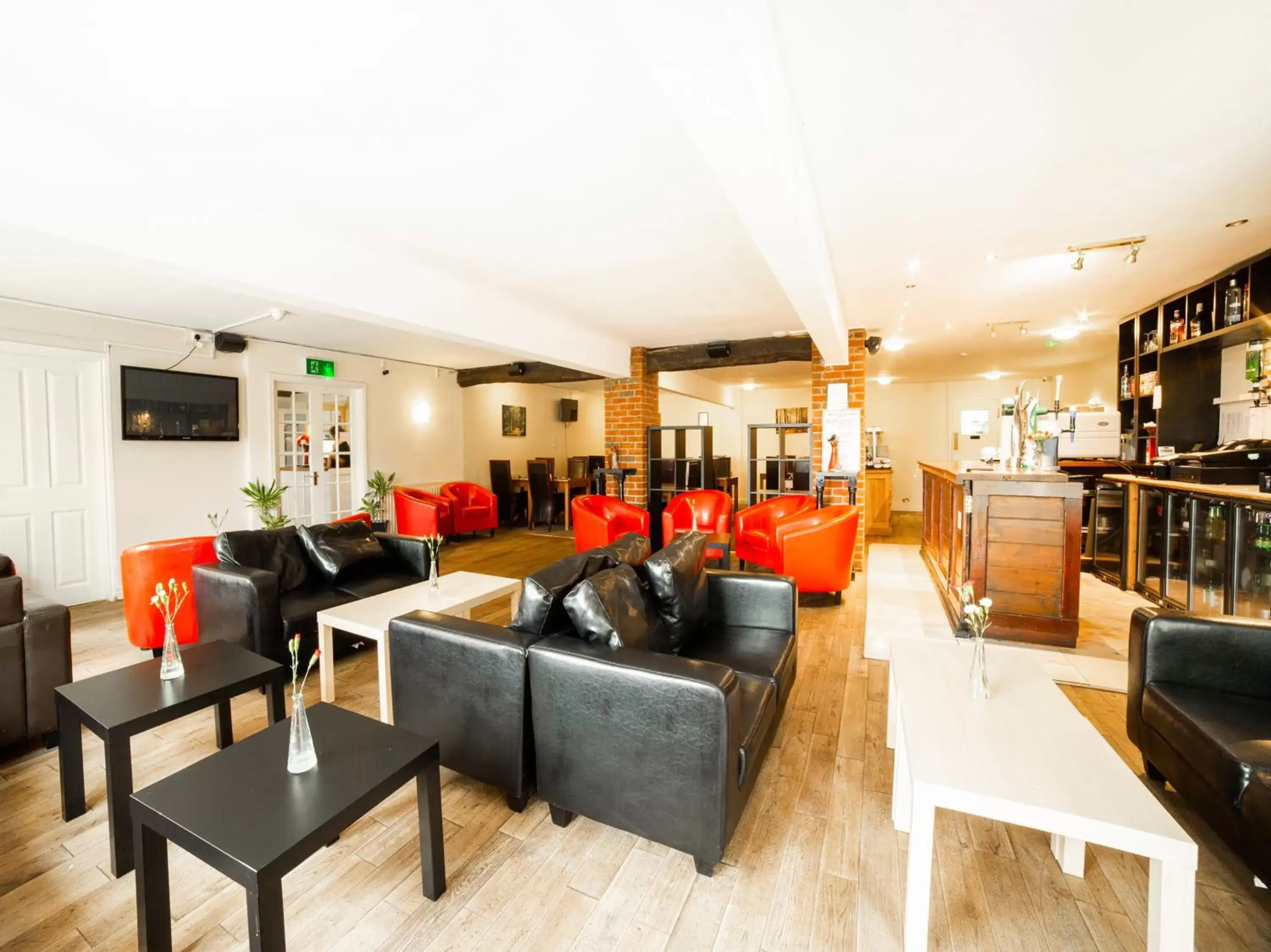 Lounge or bar in OYO White Horse Lodge Hotel, East Thirsk
