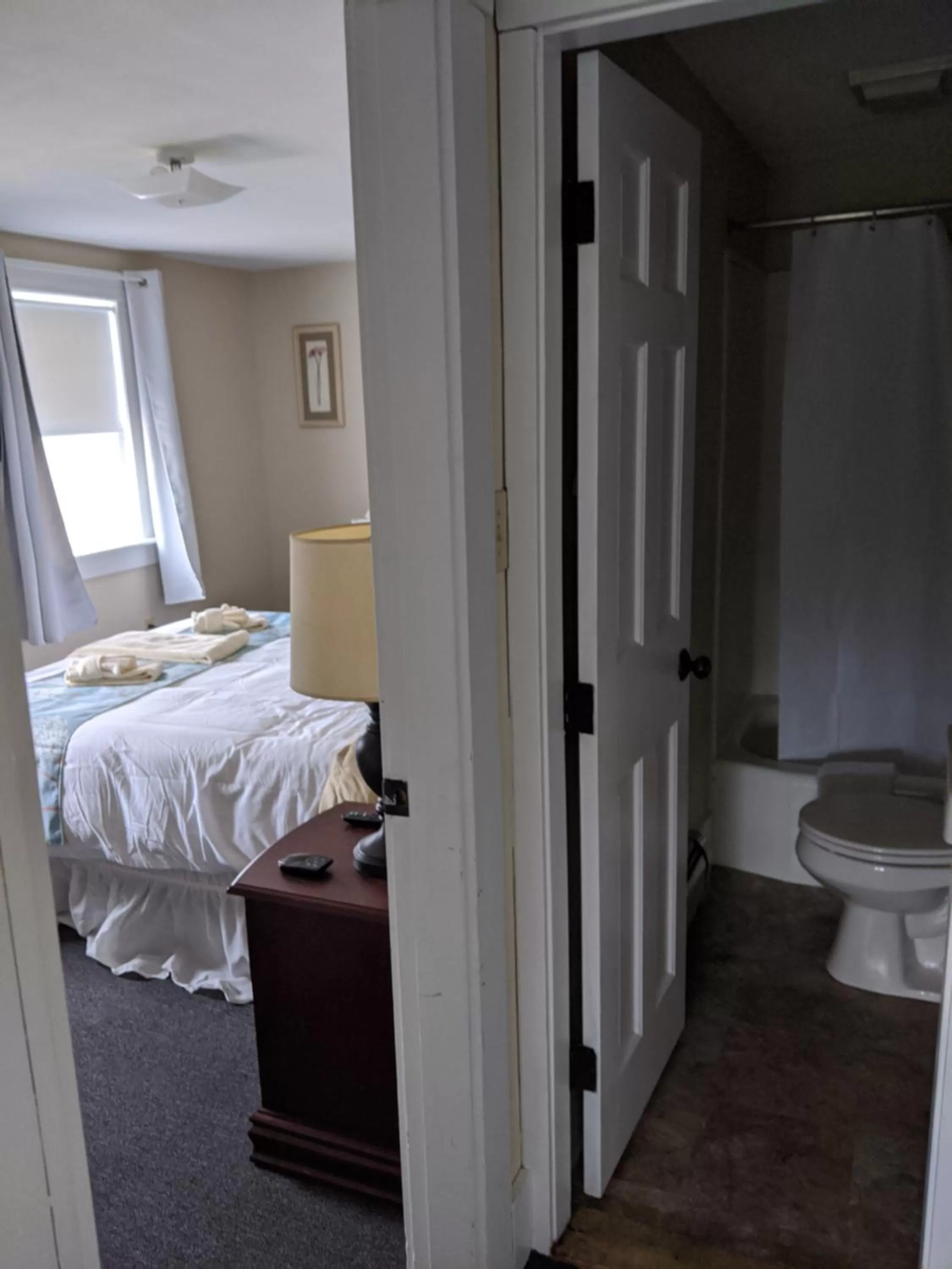Toilet, Bed in Lake Shore Farm Inn