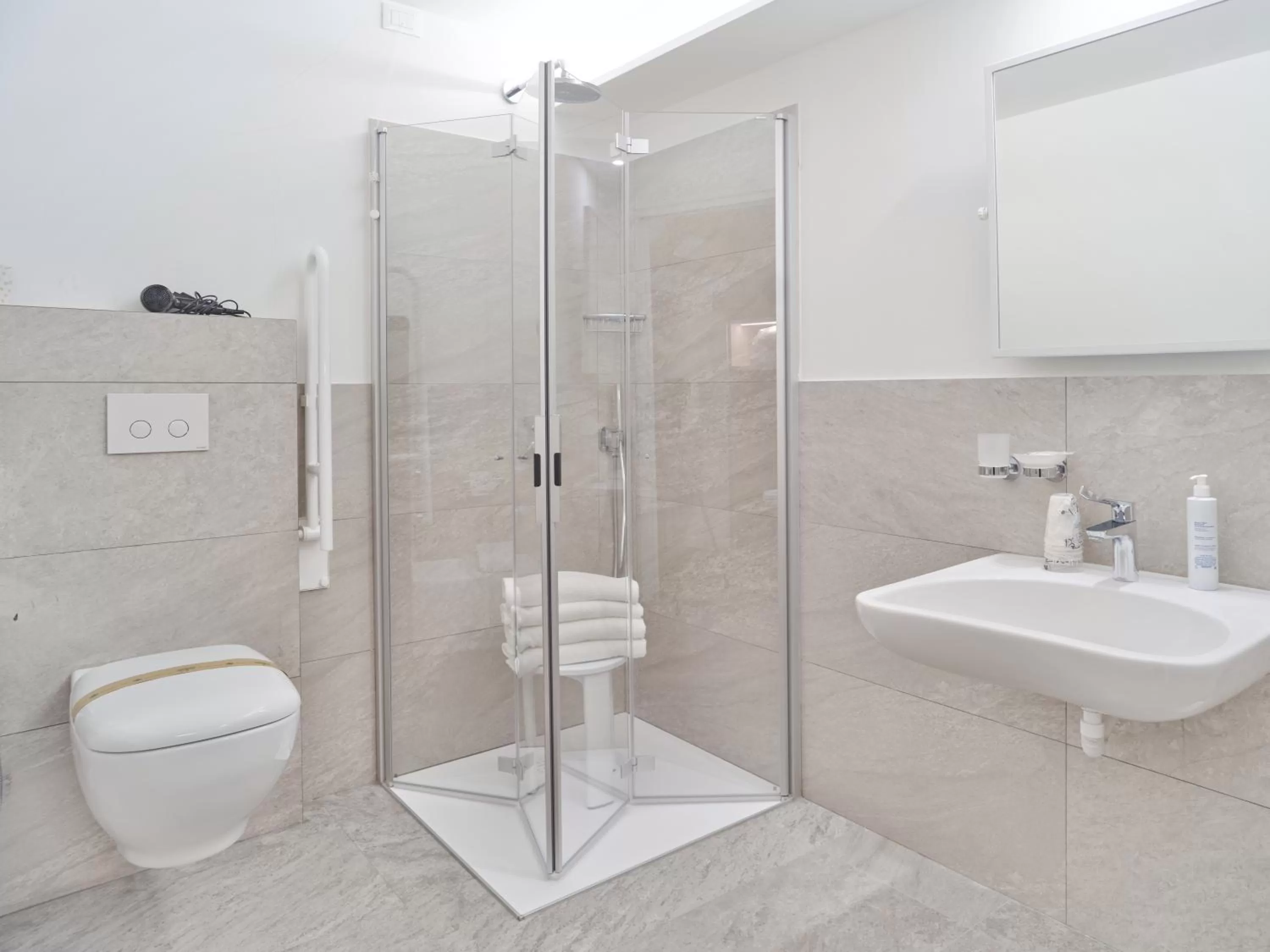 Shower in Hotel Medusa