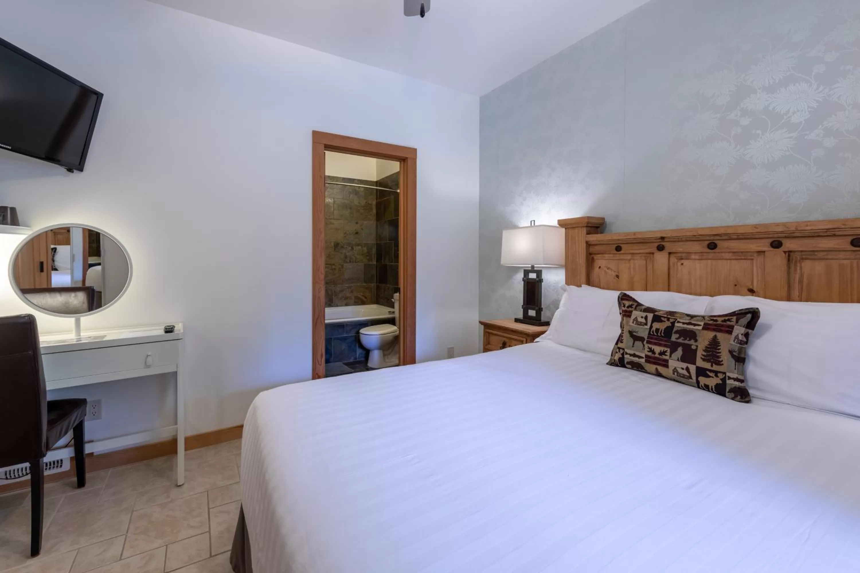 Bedroom, Bed in Canyon Ridge Lodge