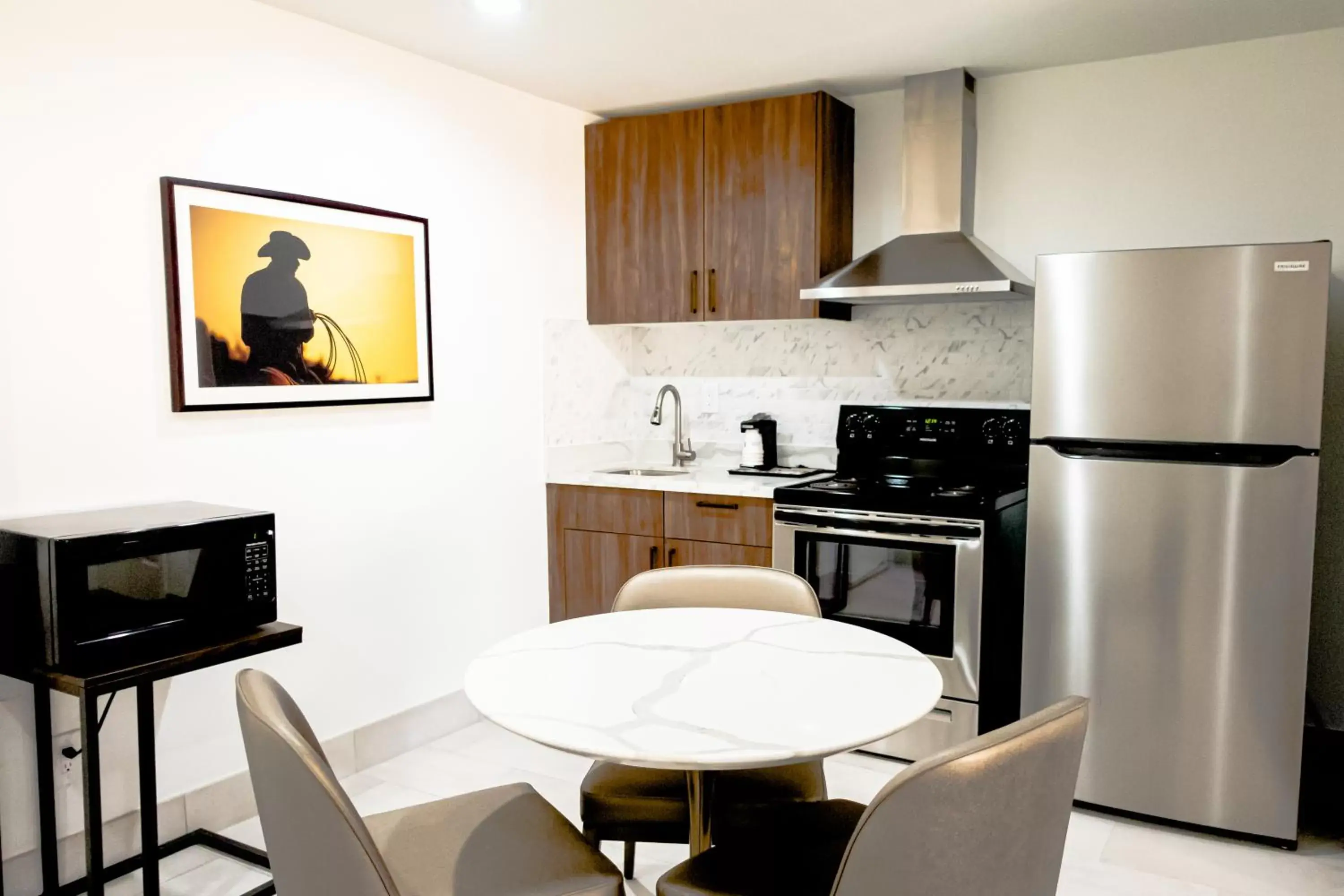 Kitchen/Kitchenette in La Quinta Inn & Suites by Wyndham Pharr RGV Medical Center