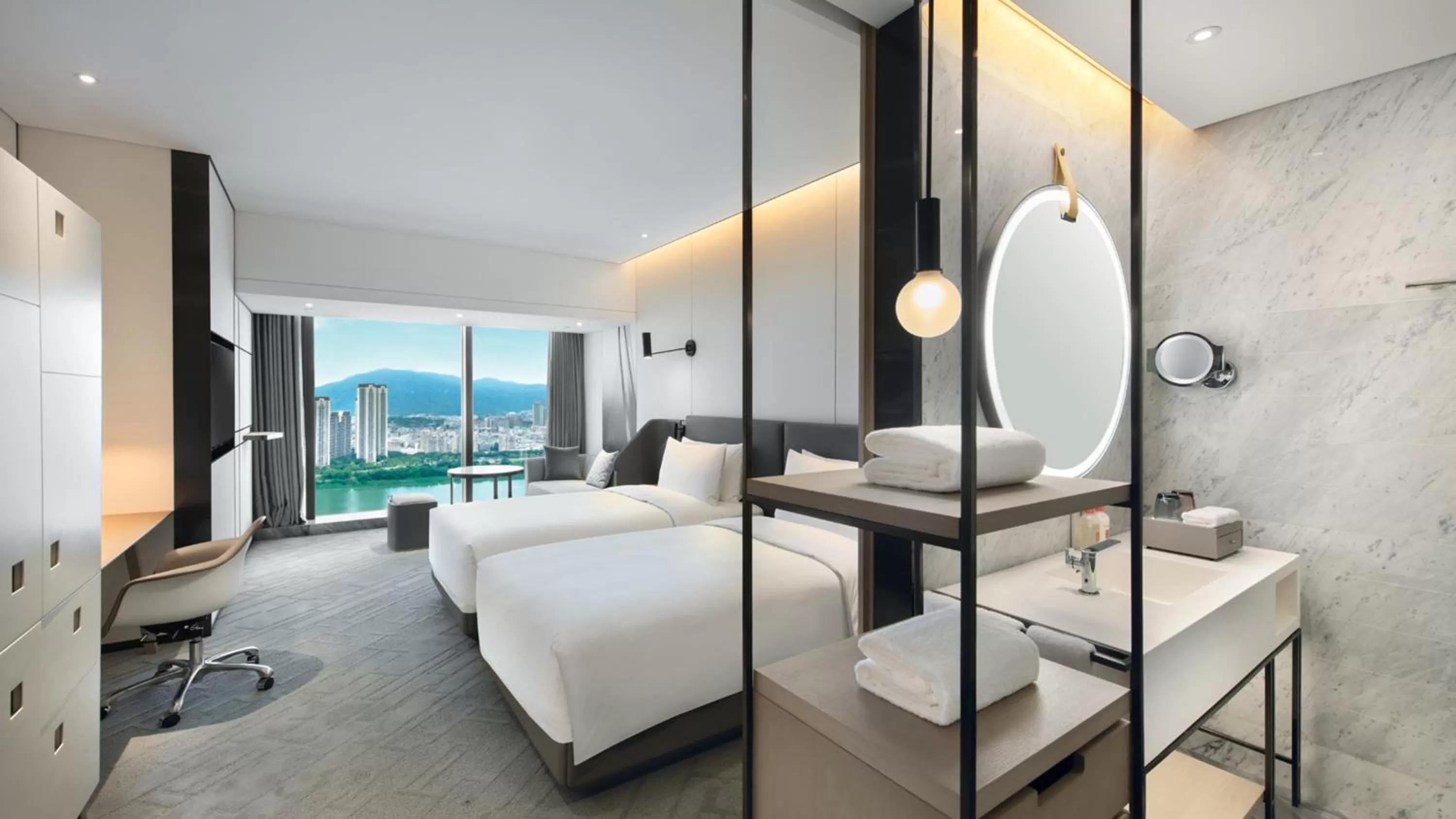 Photo of the whole room, Bed in Crowne Plaza Quanzhou Riverview by IHG