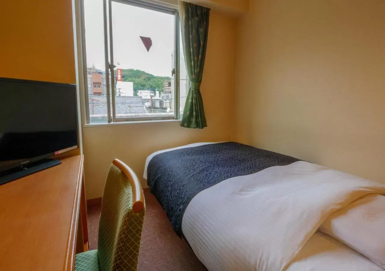 Photo of the whole room, Bed in APA Hotel Miyazaki Nobeoka Ekimae