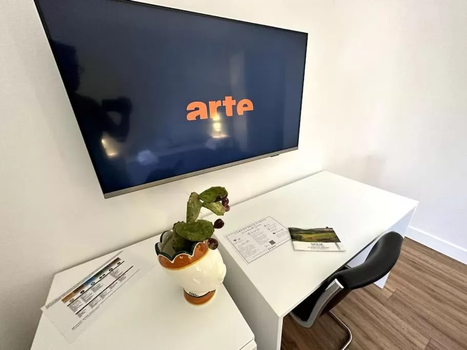 TV and multimedia, TV/Entertainment Center in B&B Giardino della Giganza