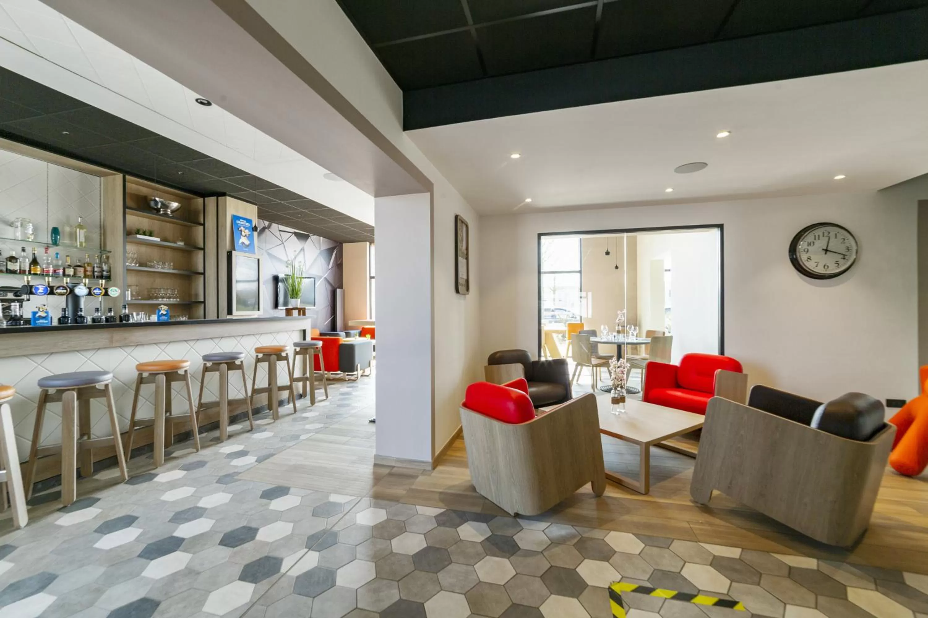 Communal lounge/ TV room in Campanile Chartres